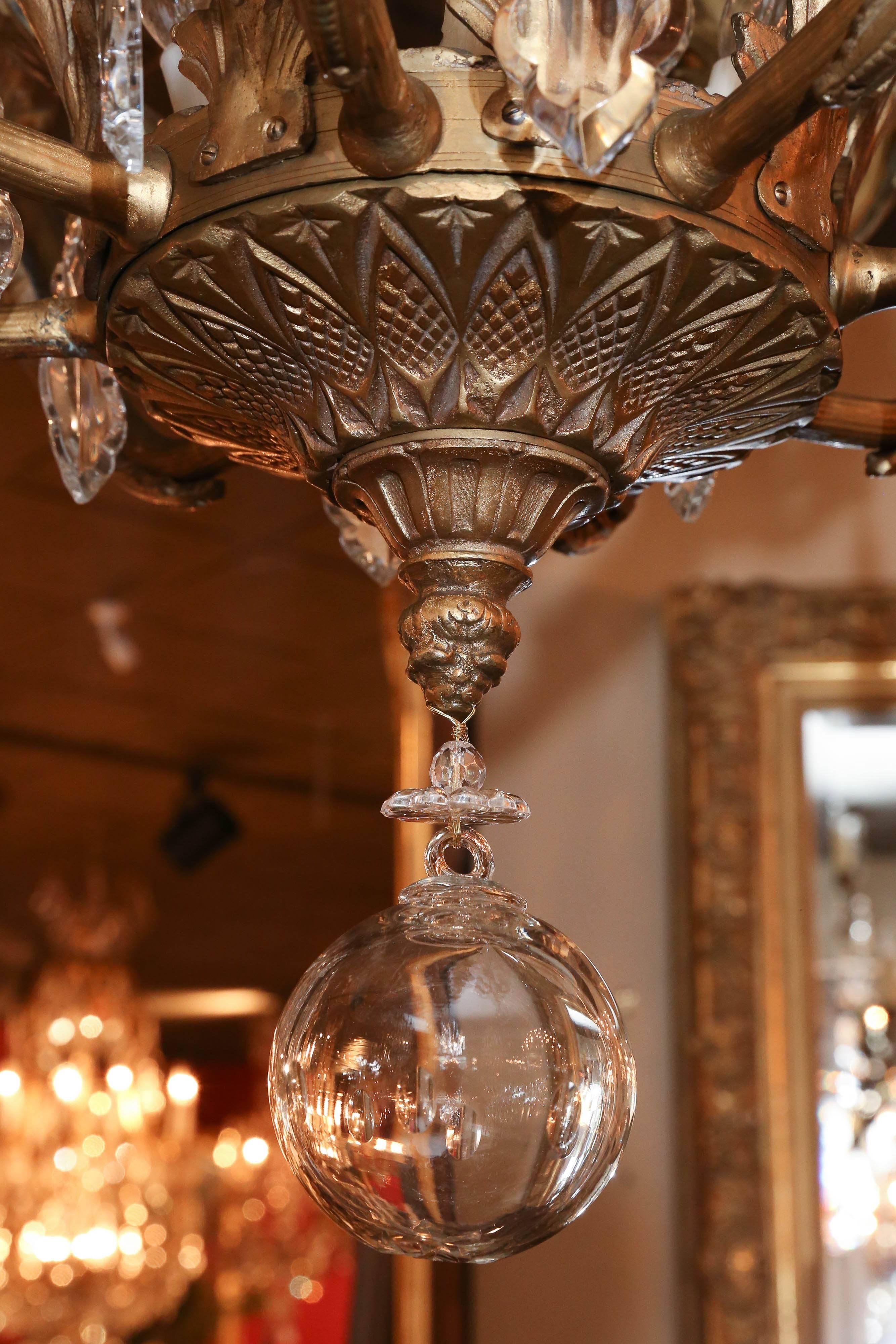 Grand lustre européen en bronze doré et cristal avec 37 lampes Bon état - En vente à Houston, TX