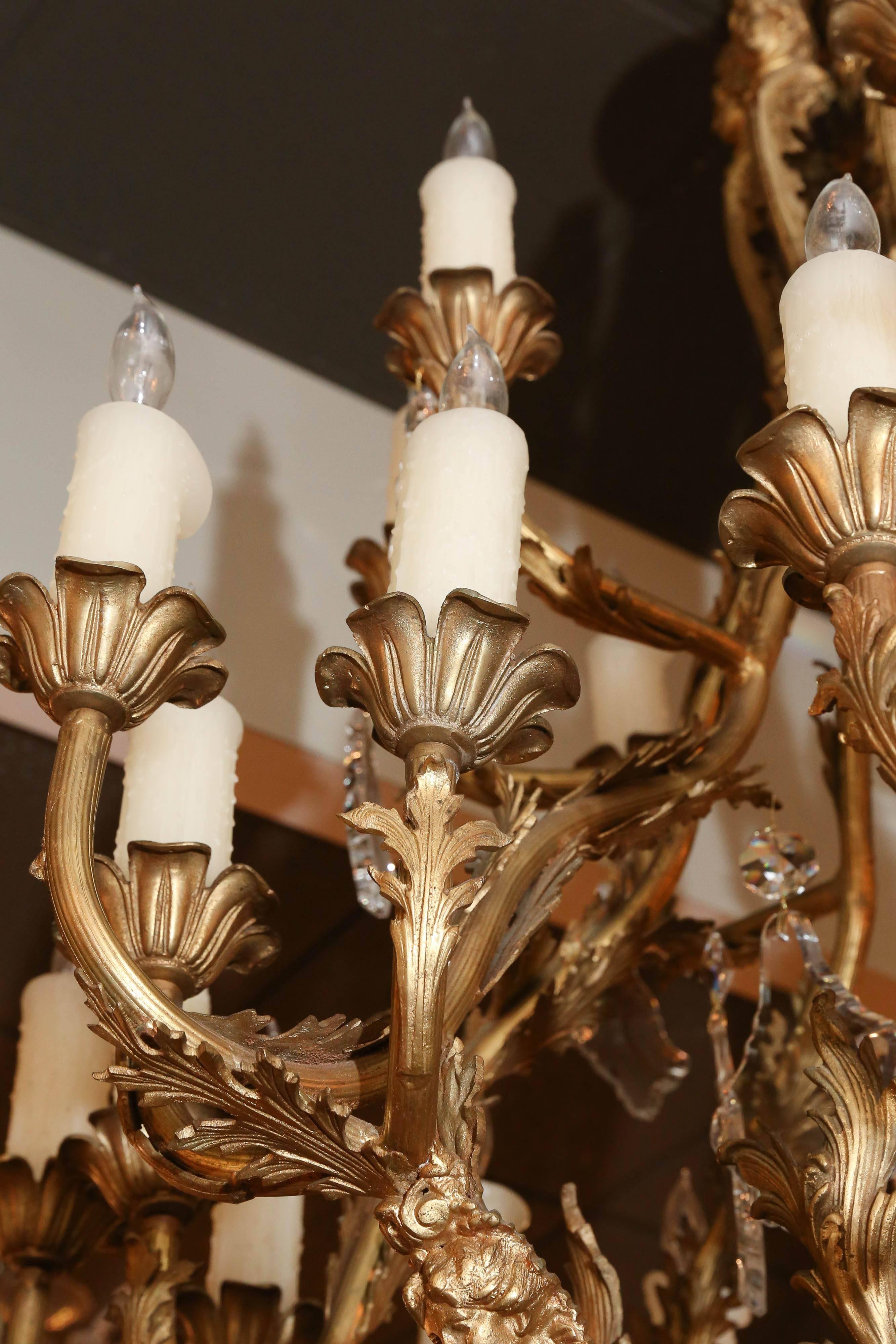 20ième siècle Grand lustre européen en bronze doré et cristal avec 37 lampes en vente