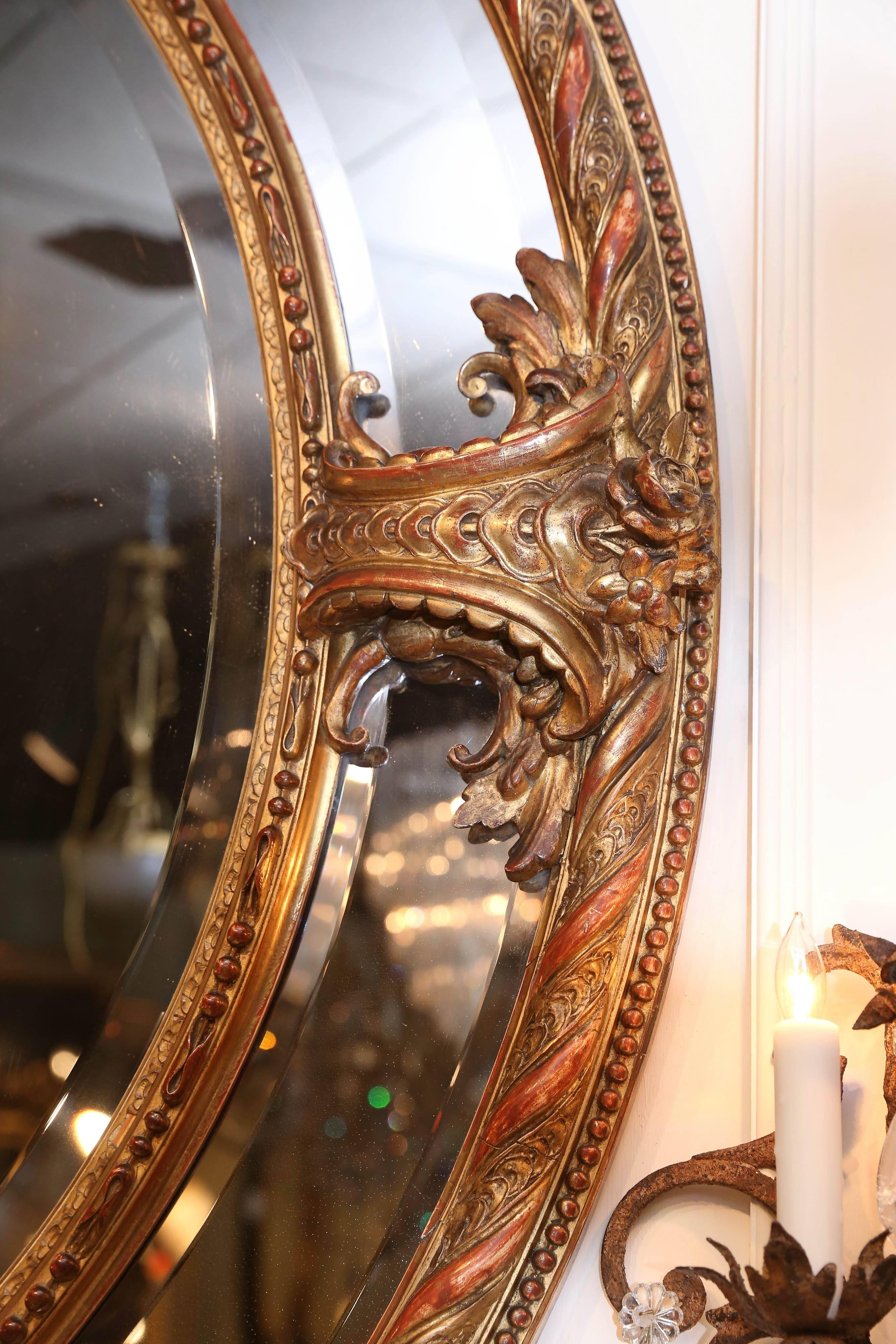 Français Grand miroir ovale français en bois doré avec miroirs biseautés, 19ème siècle en vente