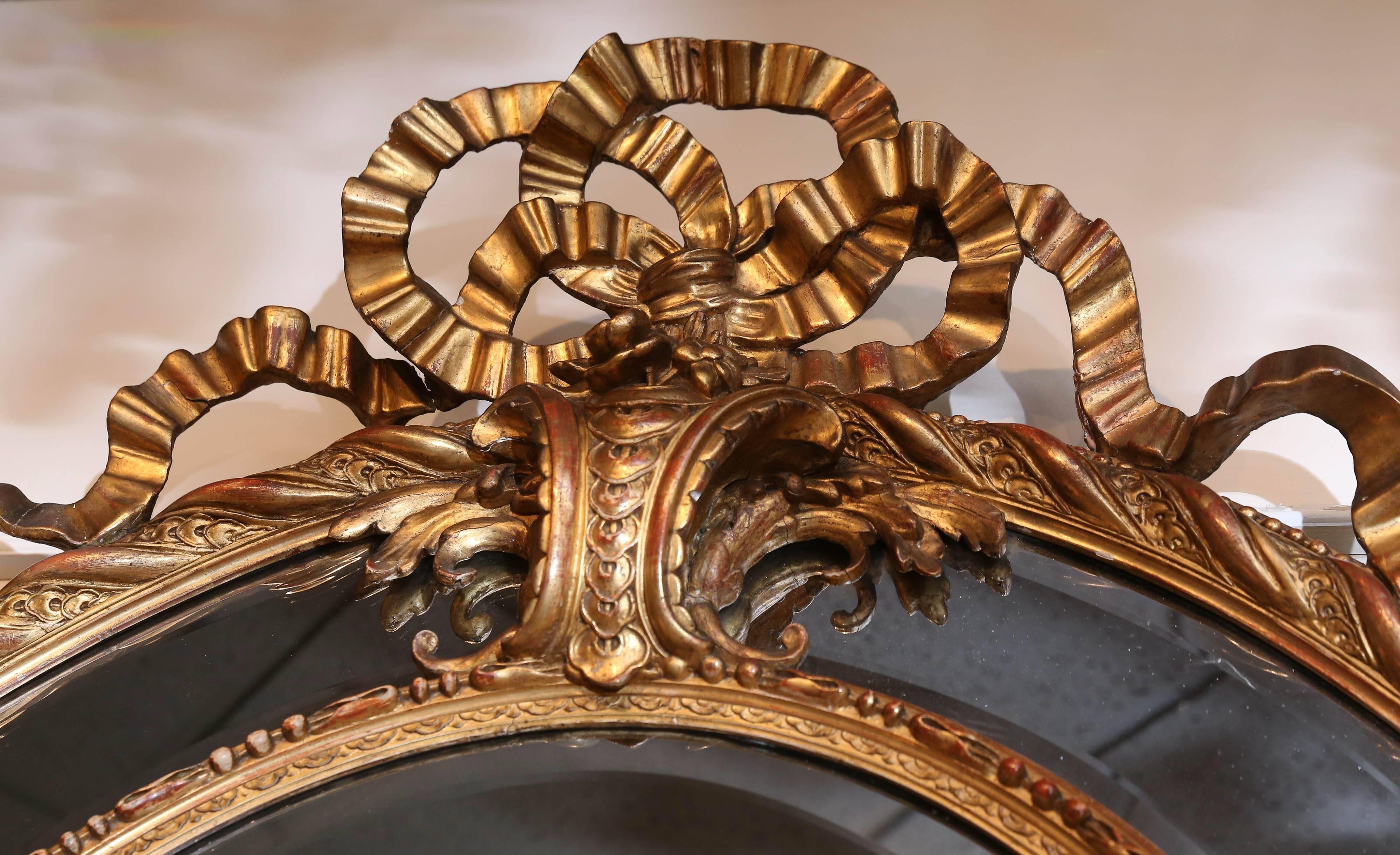 Grand miroir ovale français en bois doré avec miroirs biseautés, 19ème siècle en vente 1