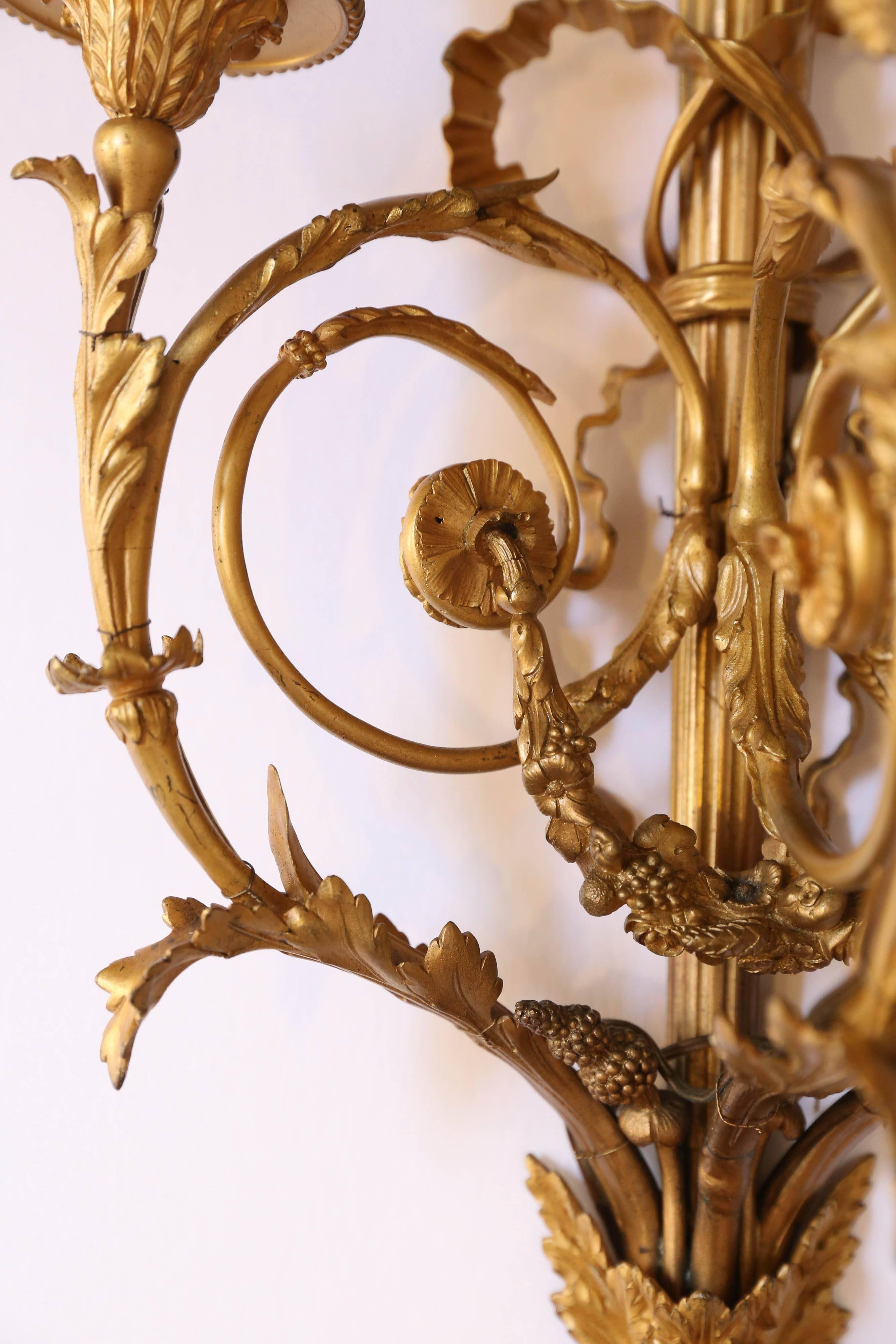 Zwei französische neoklassizistische Wandleuchter aus vergoldeter Bronze des 19. Jahrhunderts, drei Leuchten, verdrahtet im Zustand „Hervorragend“ im Angebot in Houston, TX