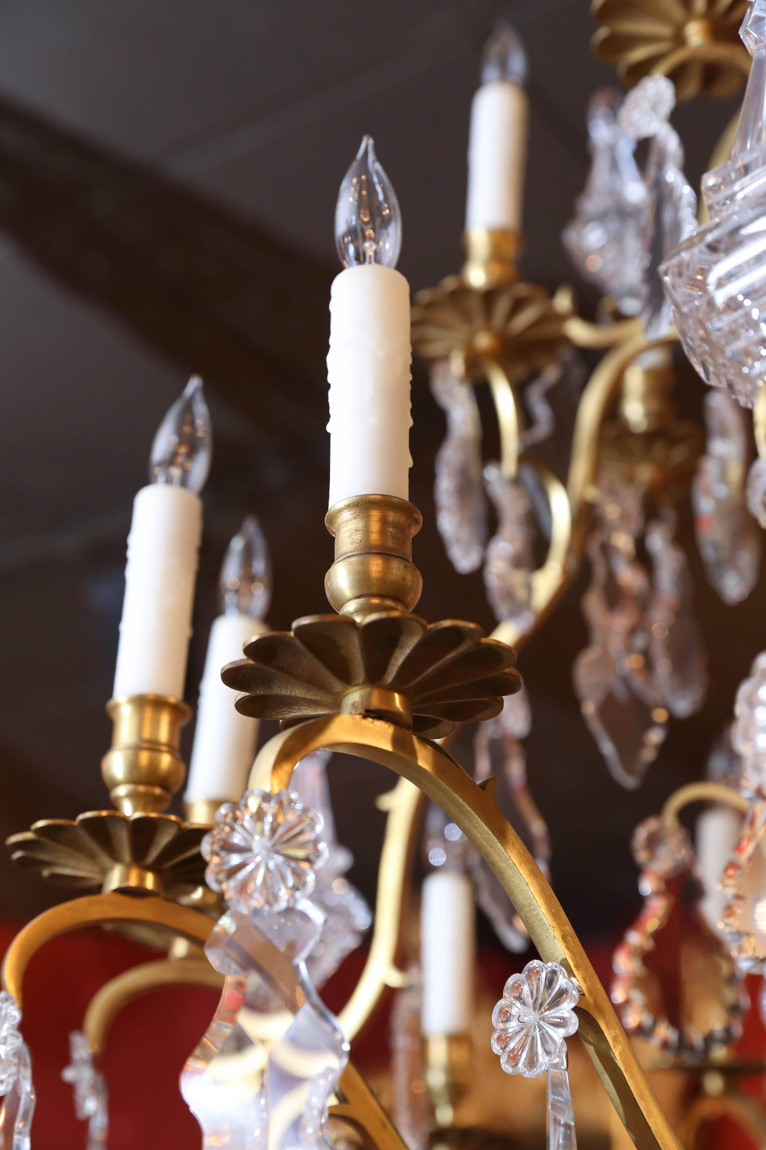 Gran araña francesa de bronce dorado y cristal de veinte luces Francés en venta