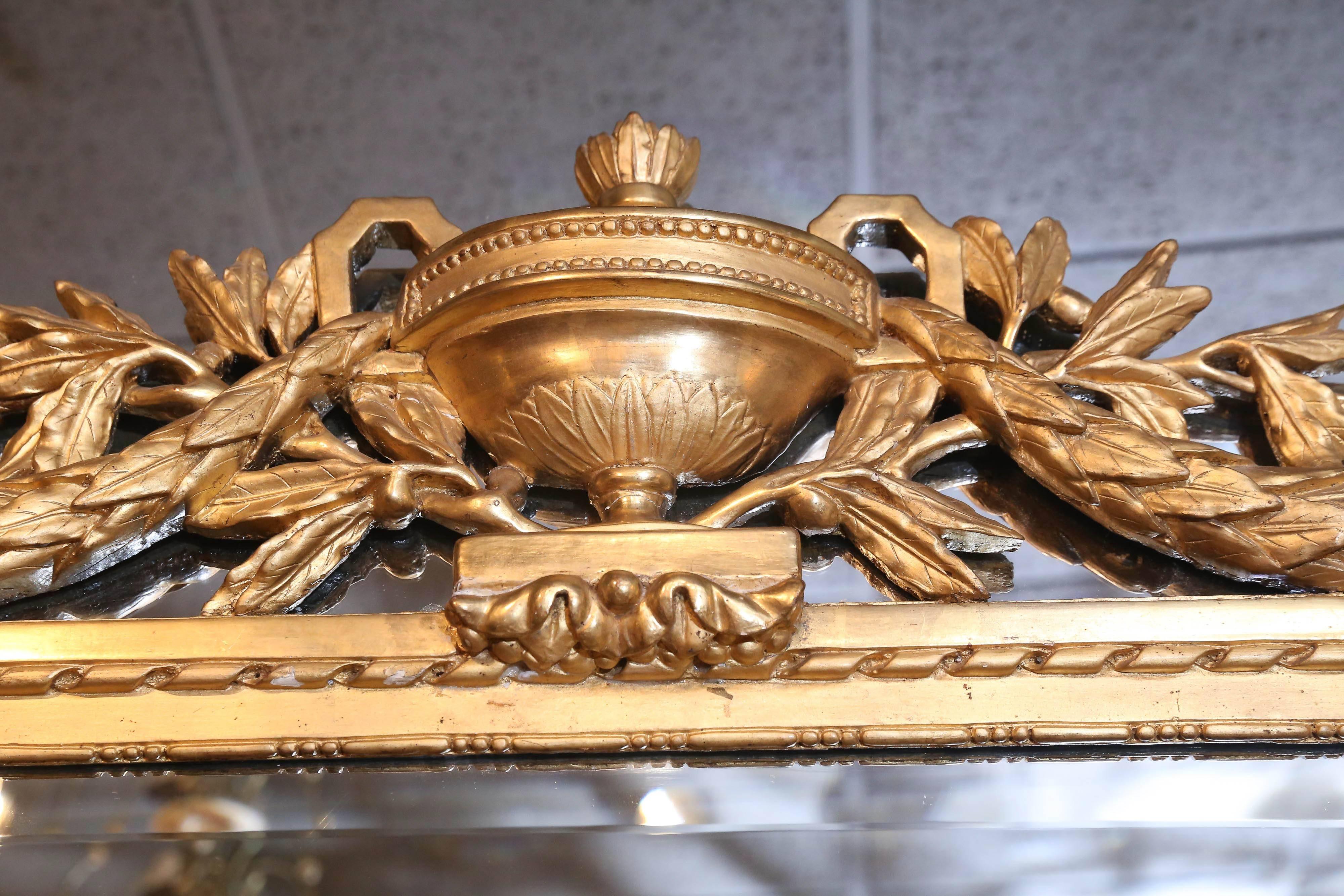 Français Grand miroir à poser ou suspendre français avec peinture à la feuille et bois doré dans un cadre ancien en vente