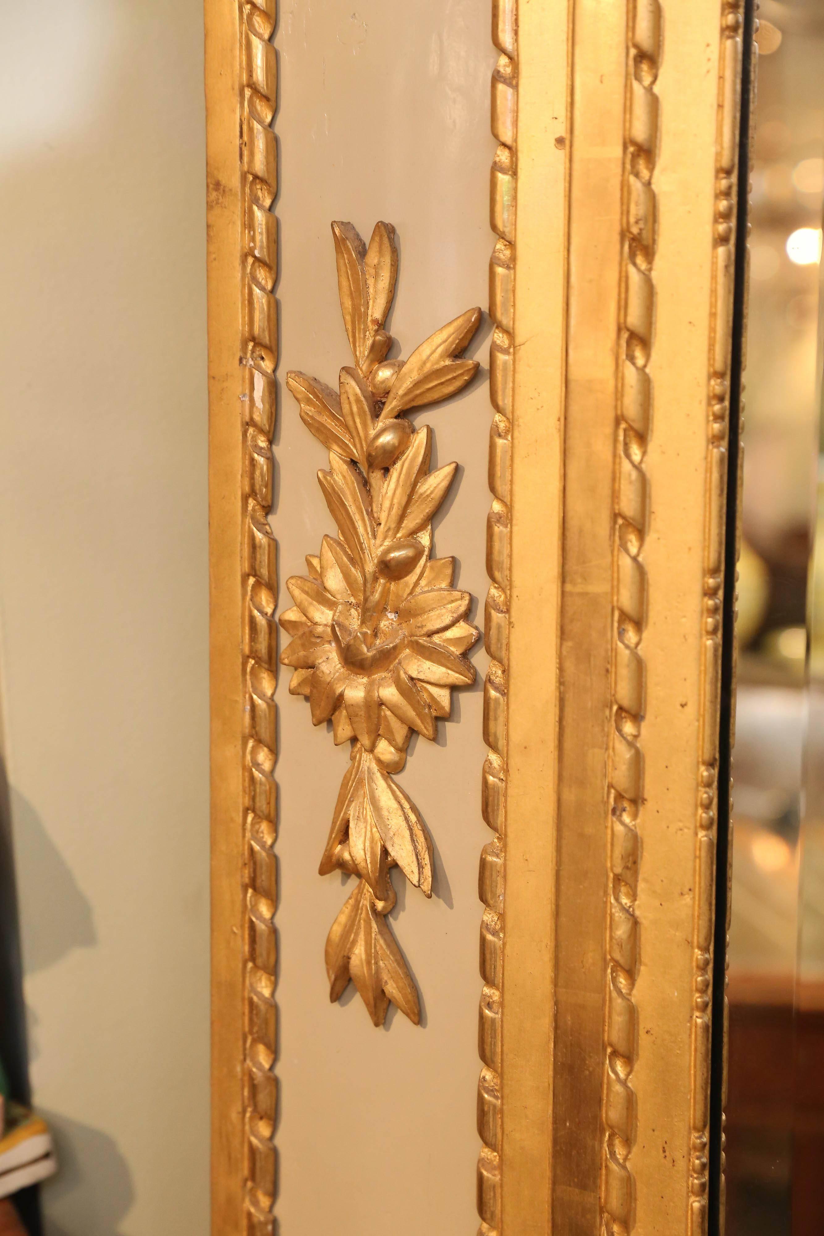 Grand miroir à poser ou suspendre français avec peinture à la feuille et bois doré dans un cadre ancien Bon état - En vente à Houston, TX