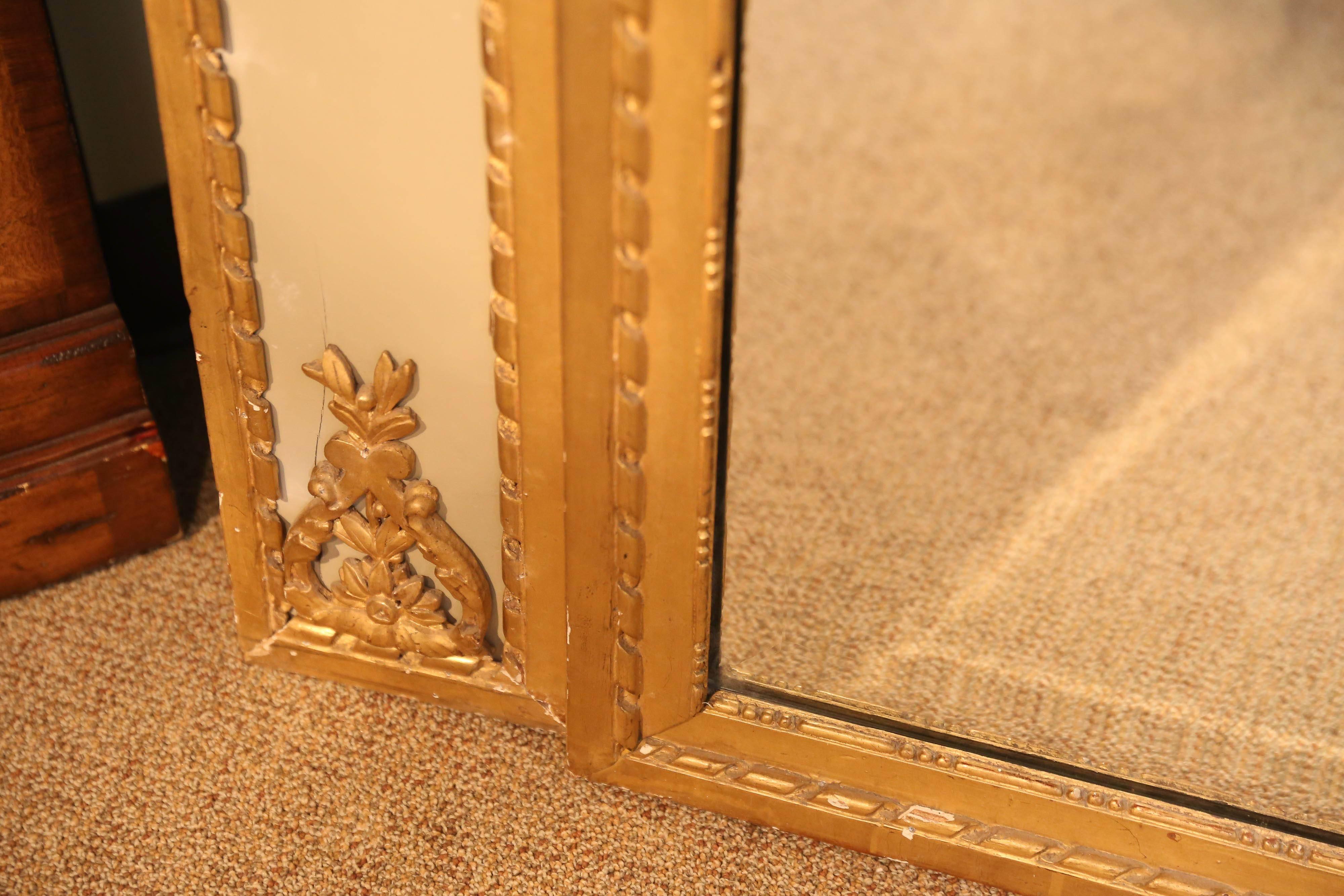 XIXe siècle Grand miroir à poser ou suspendre français avec peinture à la feuille et bois doré dans un cadre ancien en vente