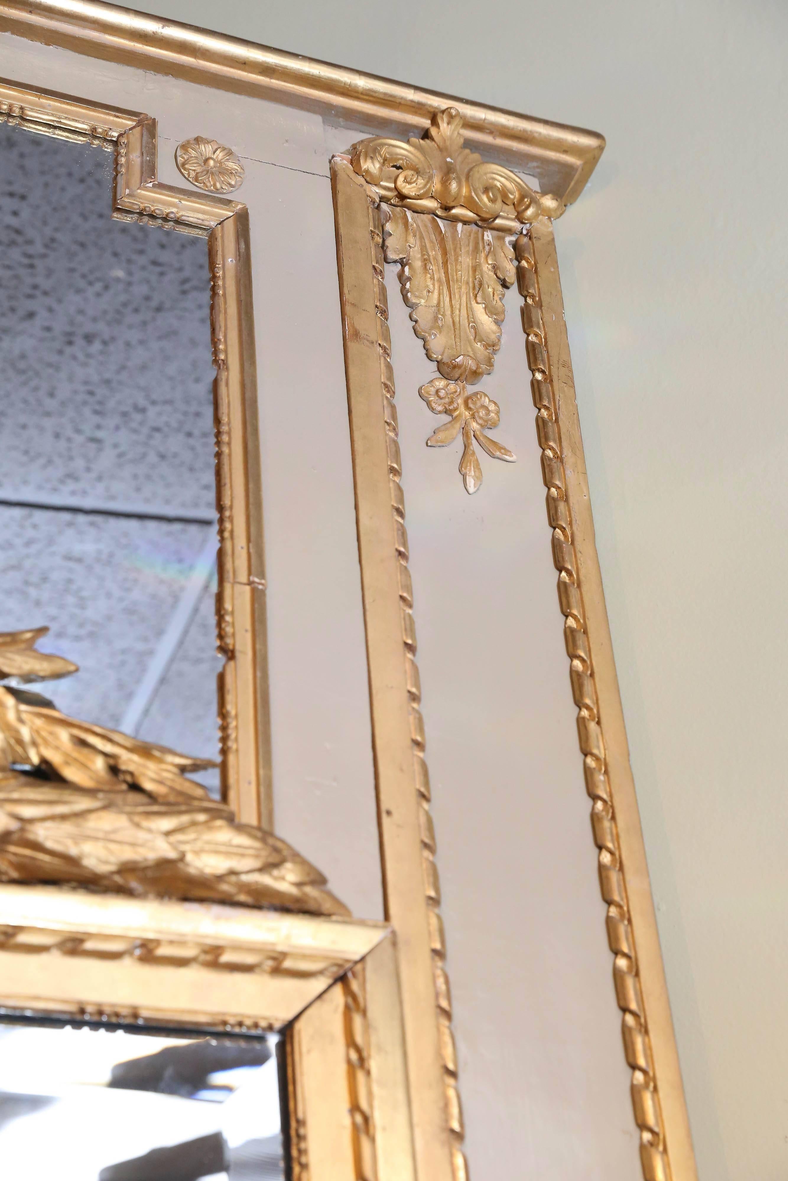 Grand miroir à poser ou suspendre français avec peinture à la feuille et bois doré dans un cadre ancien en vente 1