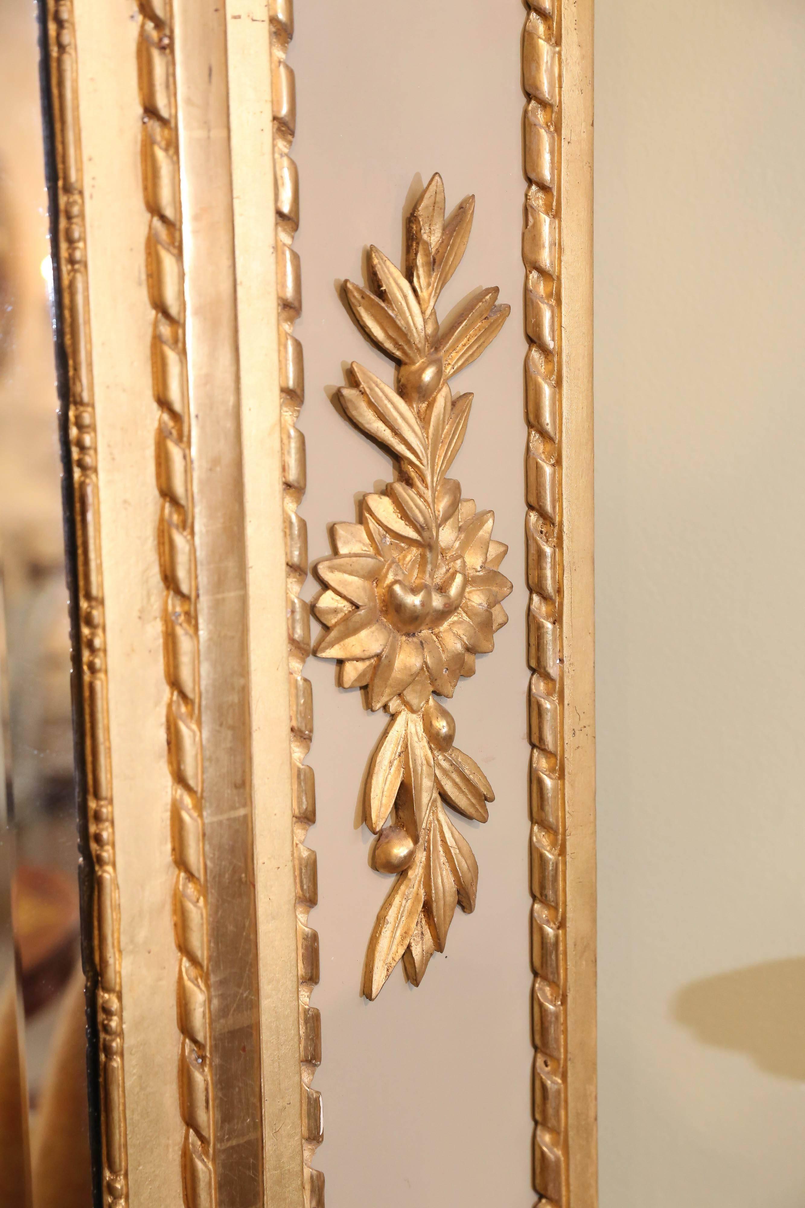 Grand miroir à poser ou suspendre français avec peinture à la feuille et bois doré dans un cadre ancien en vente 2
