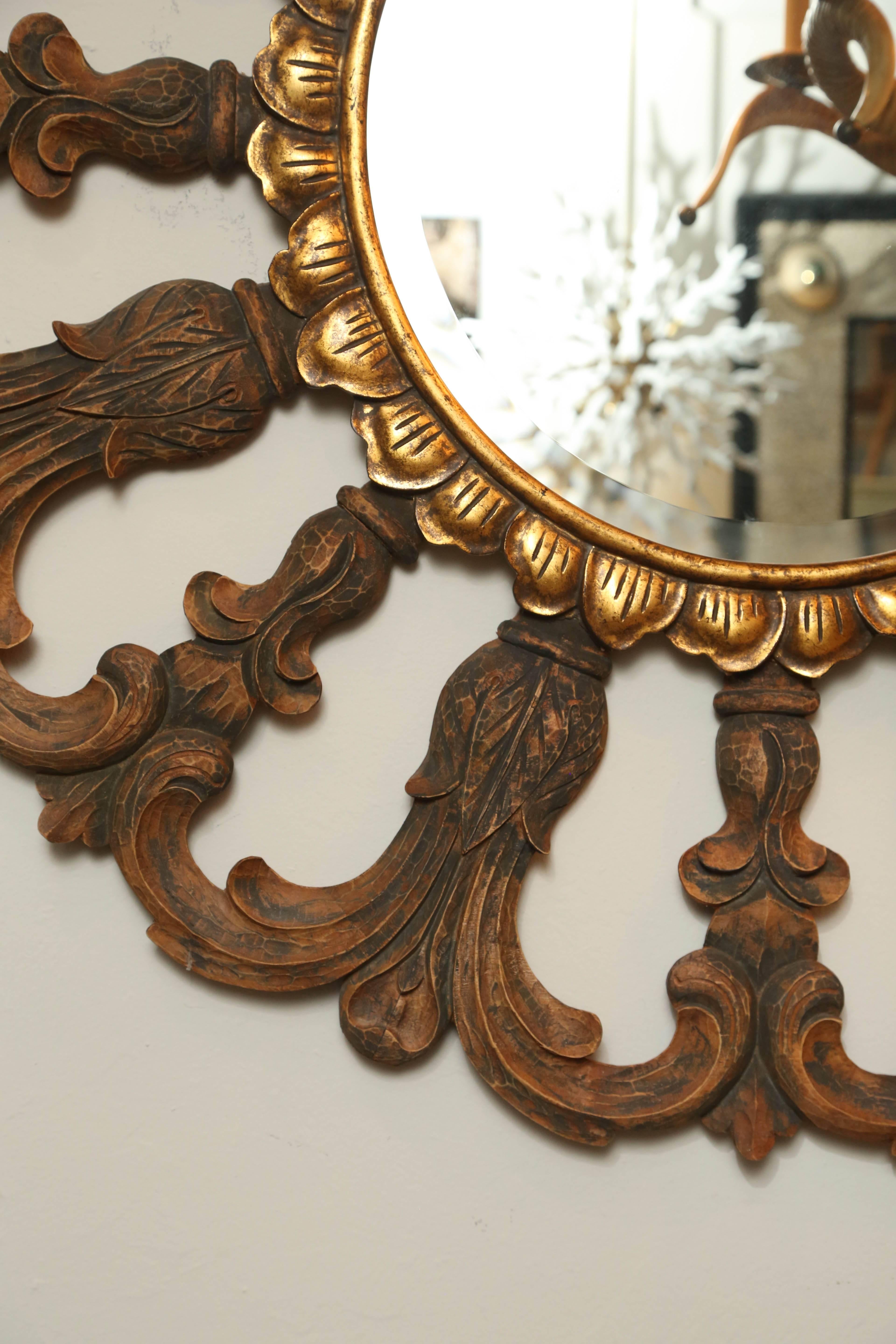 Superbe miroir en bois sculpté et doré conçu par Harrison & Gil pour la Dauphine Mirror Co.