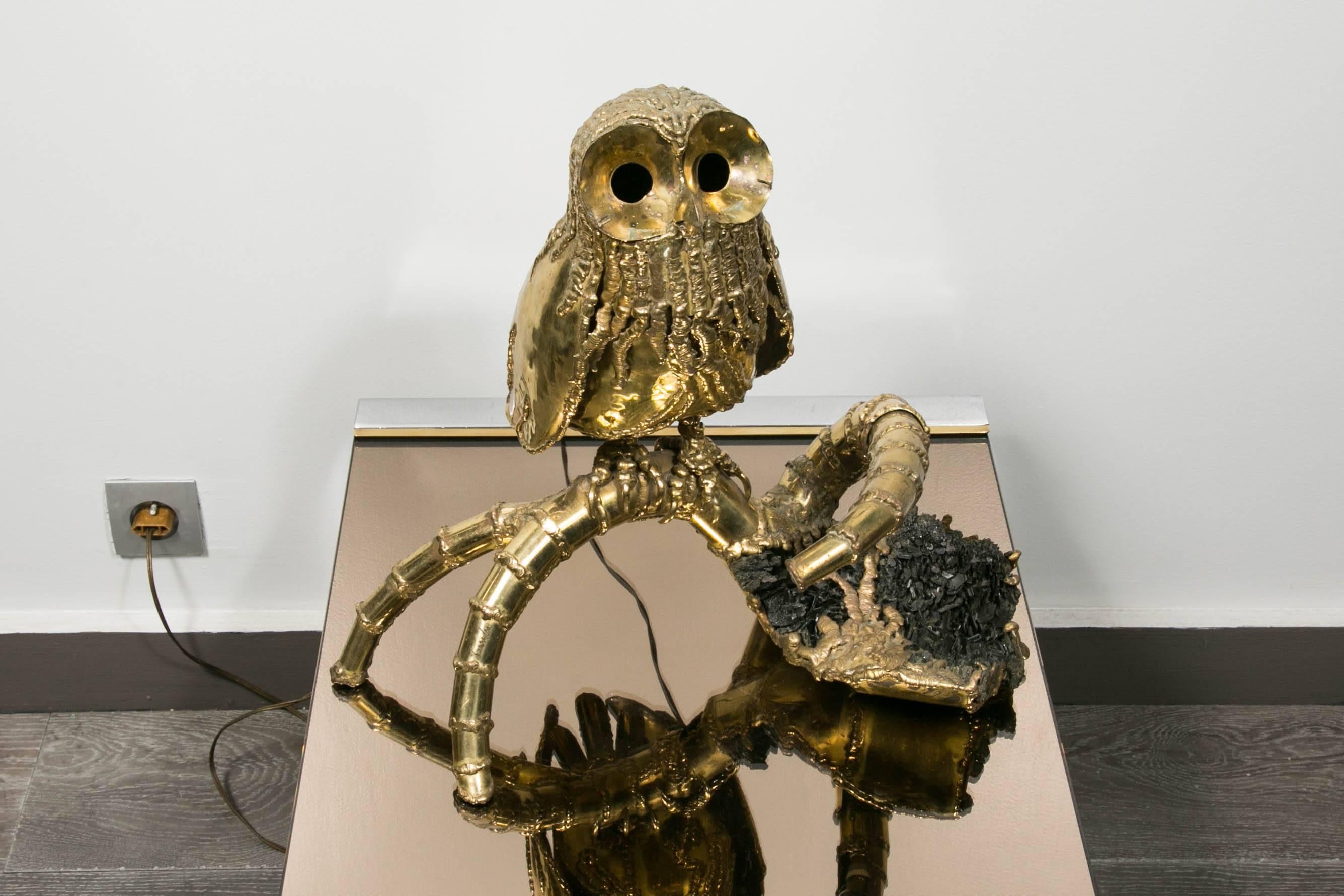 Lamp in brass with a funny owl and stone.
Signed by Isabelle Fauré.
France, circa 1970-1980.