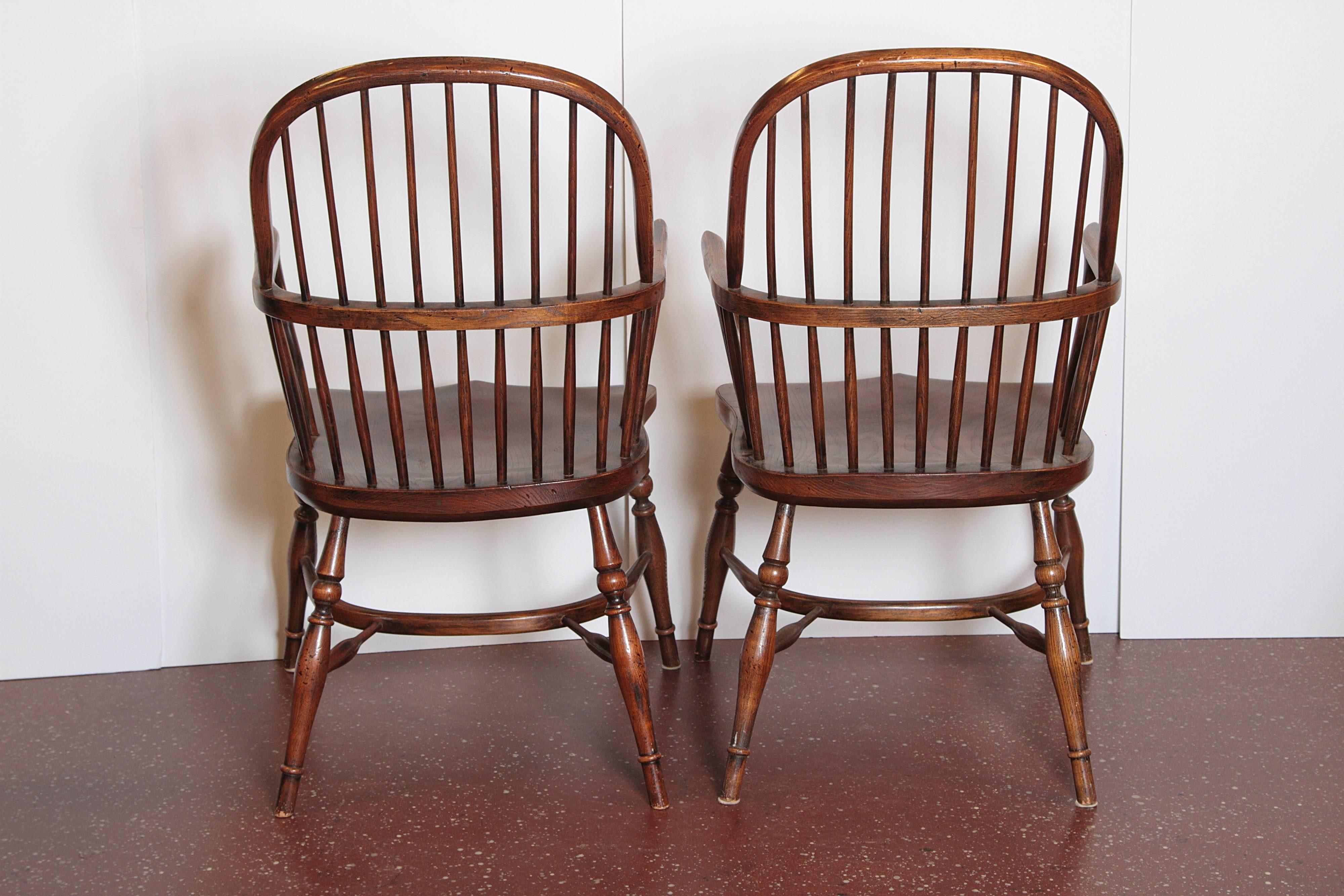 Pair of Two Georgian Style Horseshoe Back Oak Windsor Armchairs In Good Condition In Dallas, TX