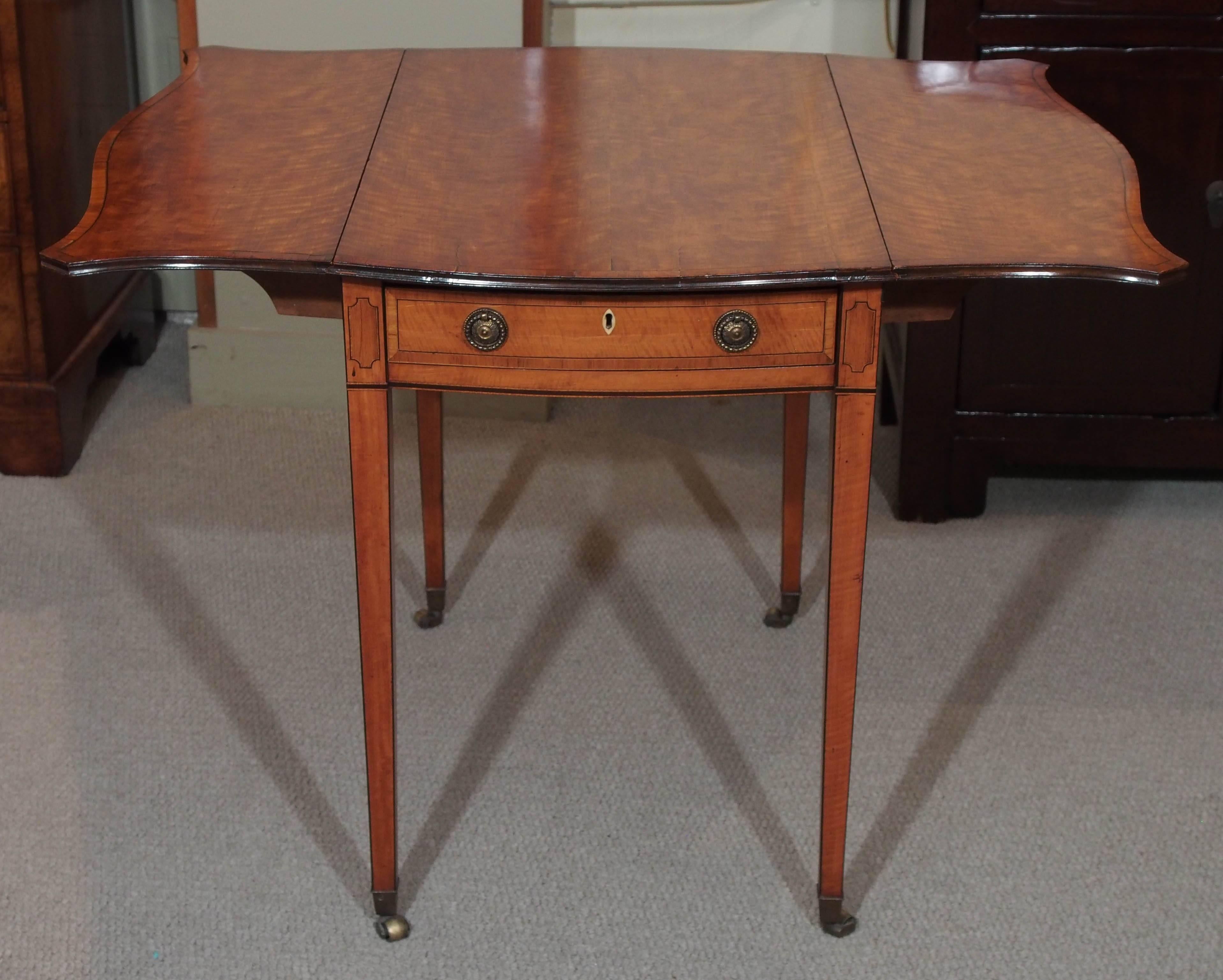 18th century English satinwood pembroke table.
Measures: 19.5