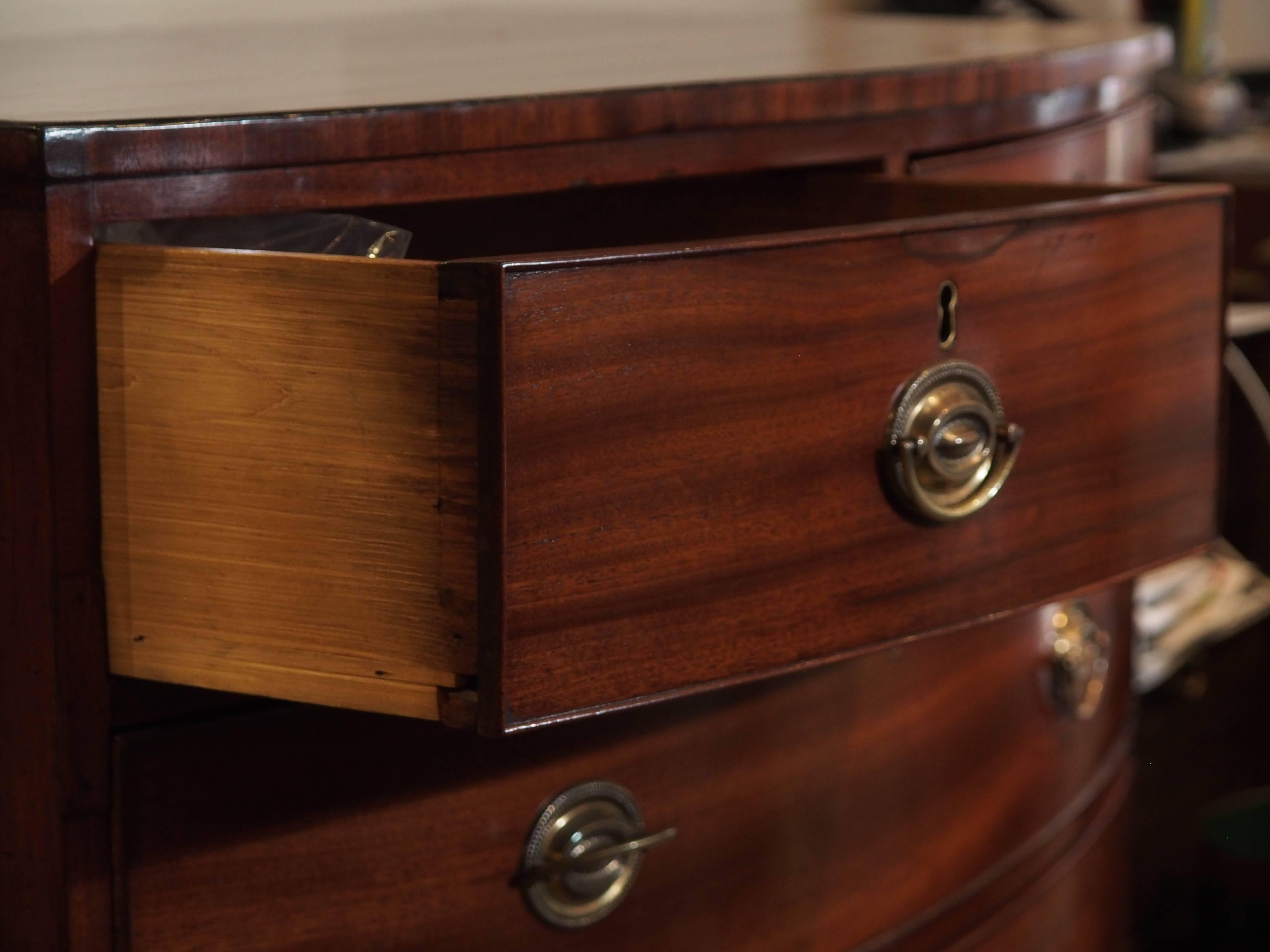 Antique English Regency Mahogany Bow Front Chest In Good Condition In New Orleans, LA