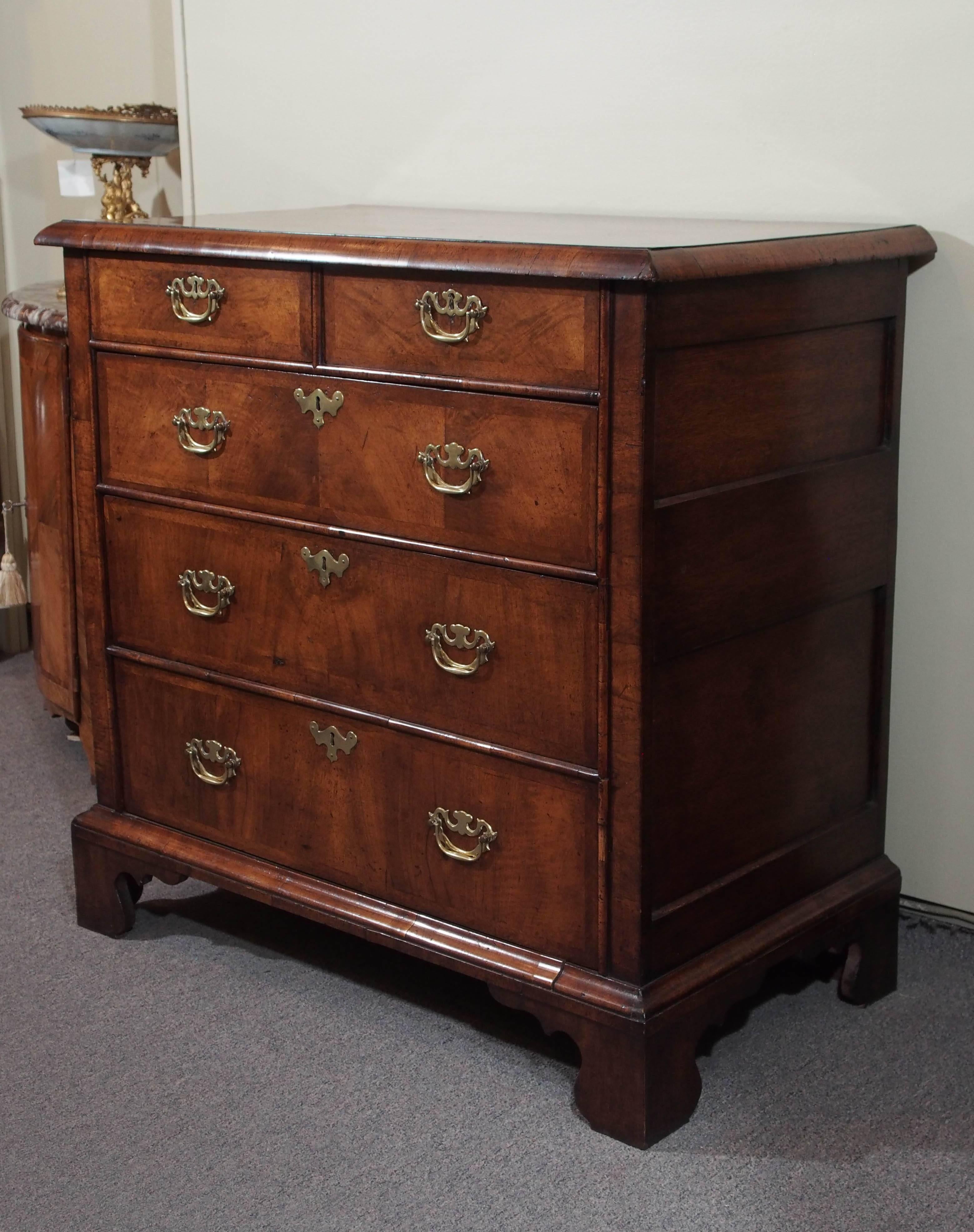 Antique English George I walnut chest of drawers, circa 1730. Fine patina. Oak and secondary woods.