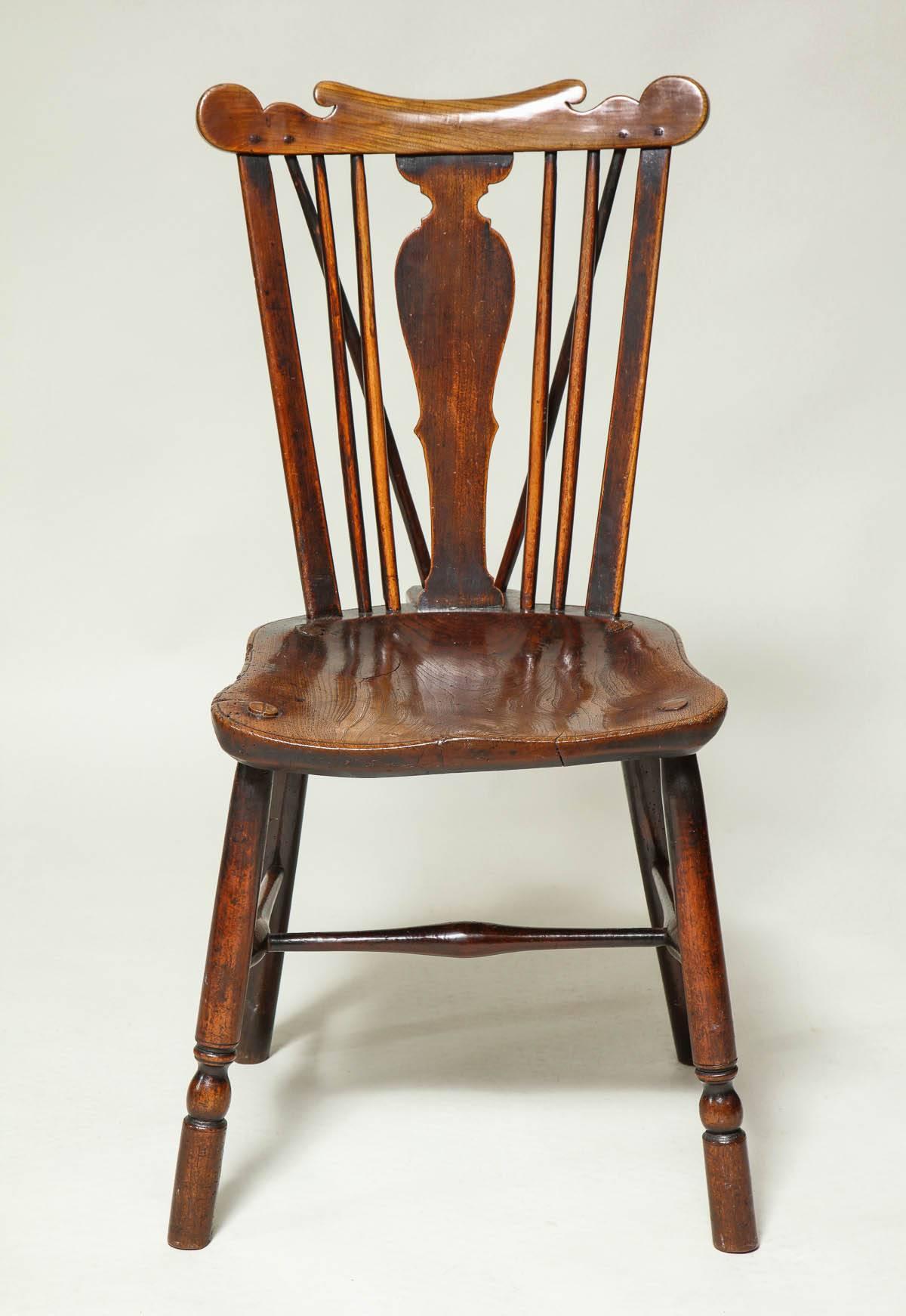 Very Fine English Thames Valley Windsor comb back side chair, having a shaped crest over solid vasiform back splat flanked by two spindles and flat upright and braced by an additional two diagonal spindles in the rear,  over richly grained elm