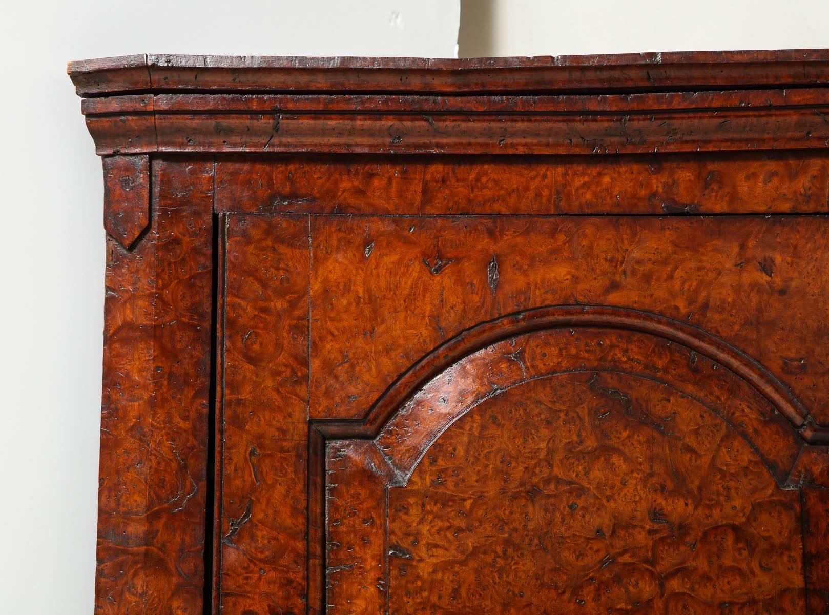 George II Armoire d'angle en bois de broussin riche en vente