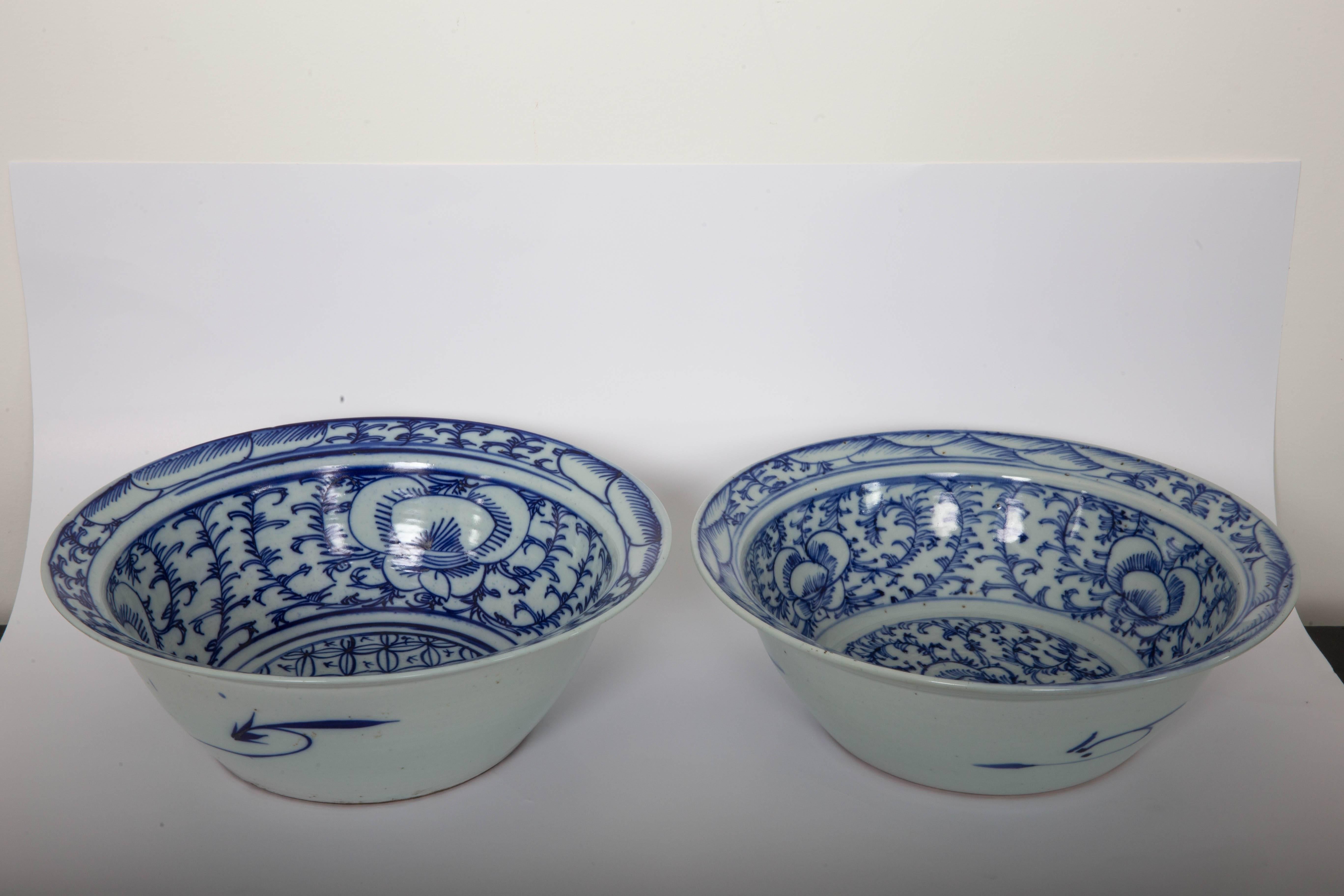Pair of Chinese Blue and White Bowls In Excellent Condition For Sale In Southampton, NY