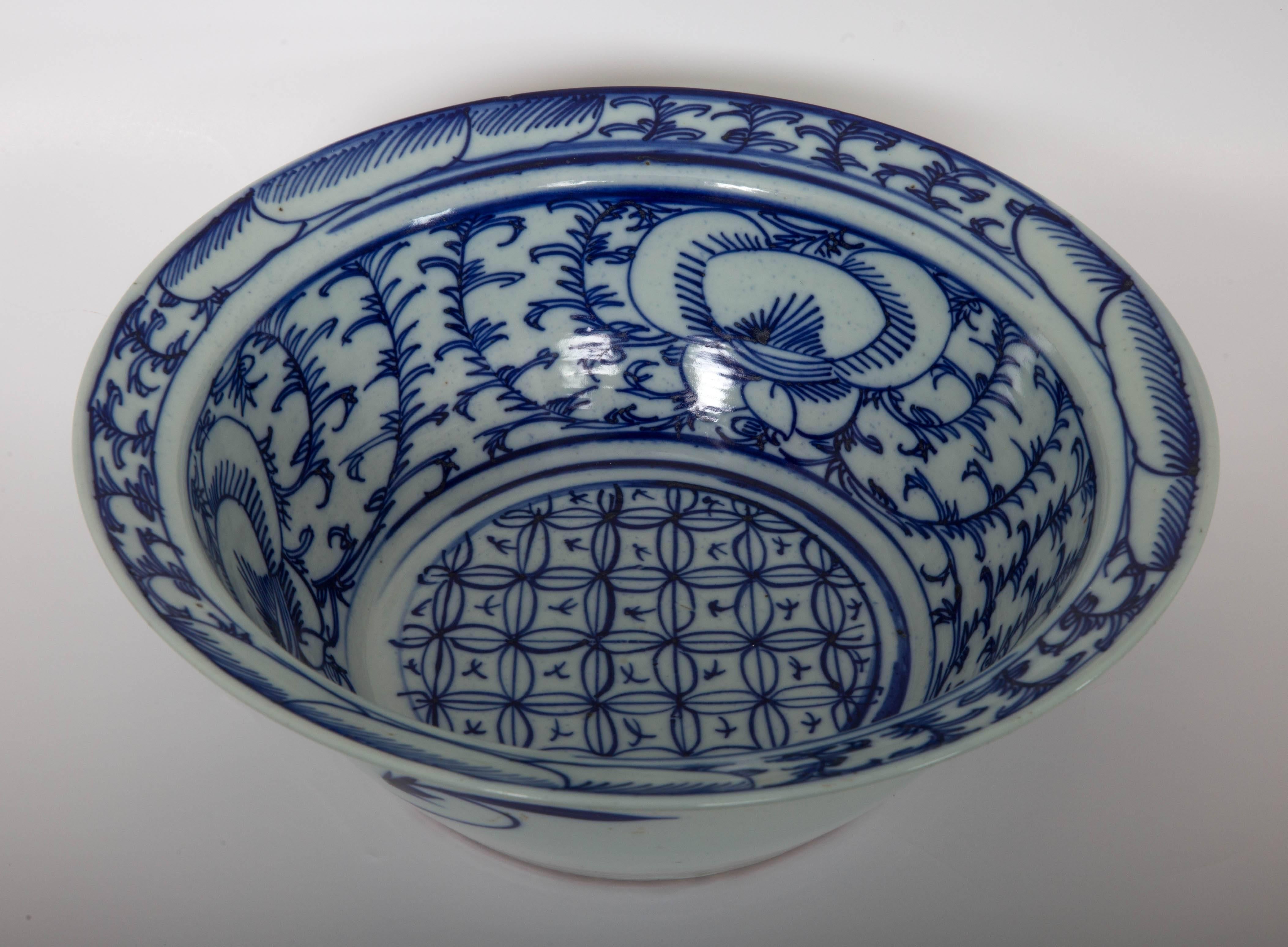 19th Century Pair of Chinese Blue and White Bowls For Sale