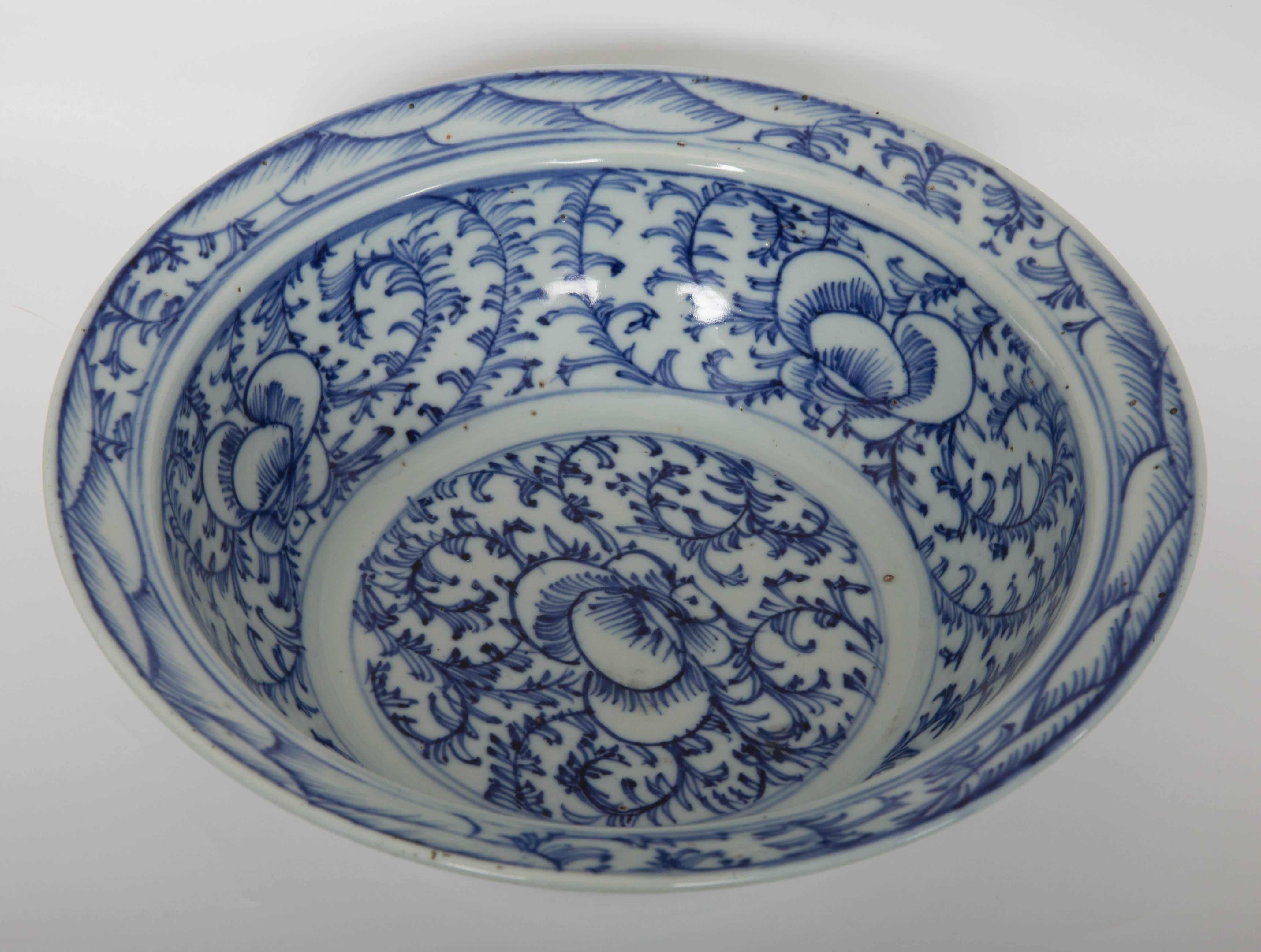 Pair of Chinese Blue and White Bowls For Sale 3