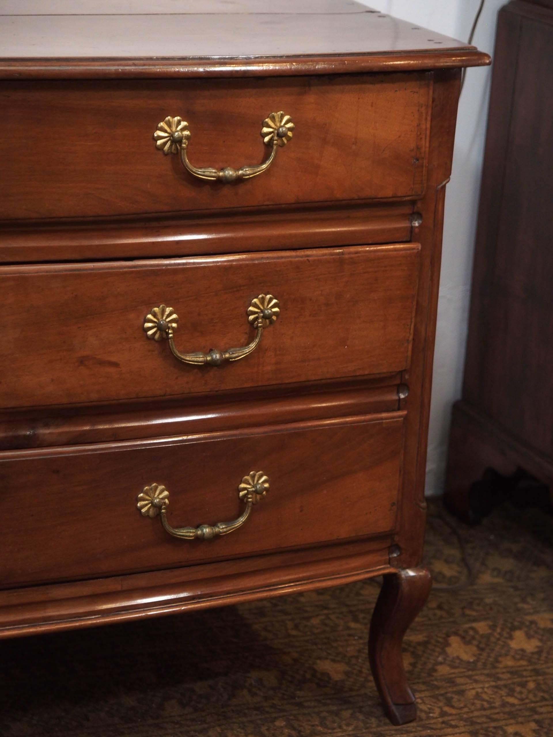 18th Century French Walnut Three-Drawer Commode, circa 1770 In Good Condition In New Orleans, LA