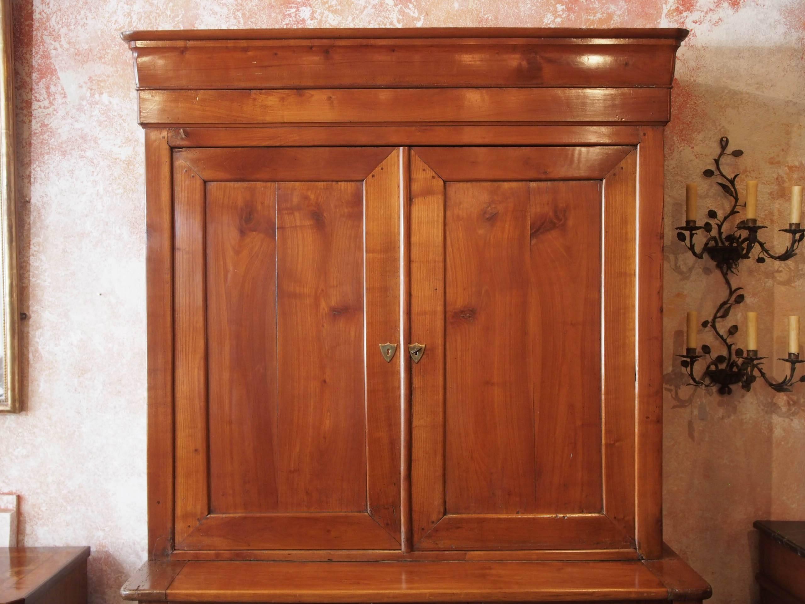 Very Fine Antique French Fruitwood Buffet-a-Deux-Corps, Louis Philippe In Good Condition In New Orleans, LA