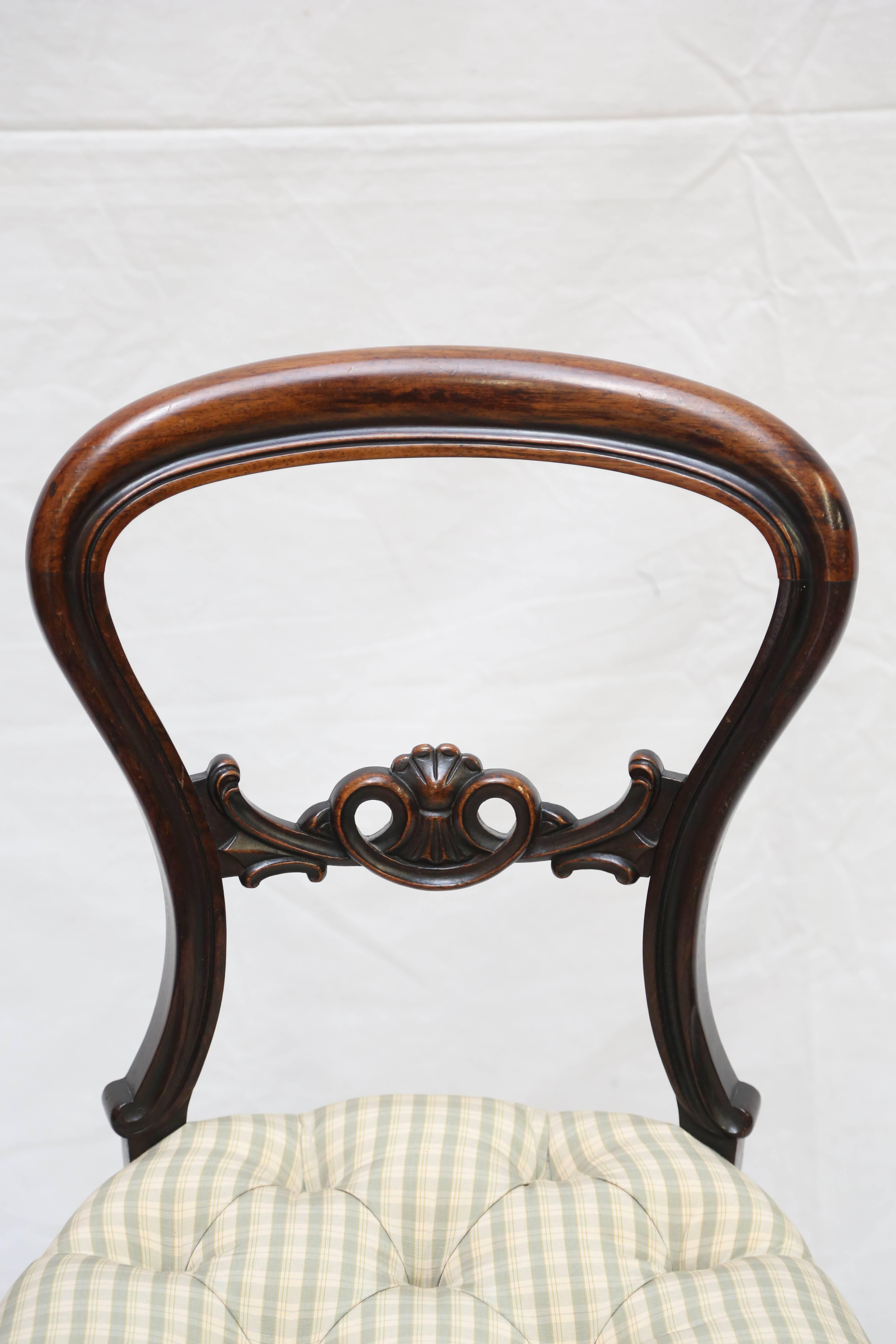 The circular open back joined by a foliate clasp; the tufted seat on cabriole legs.