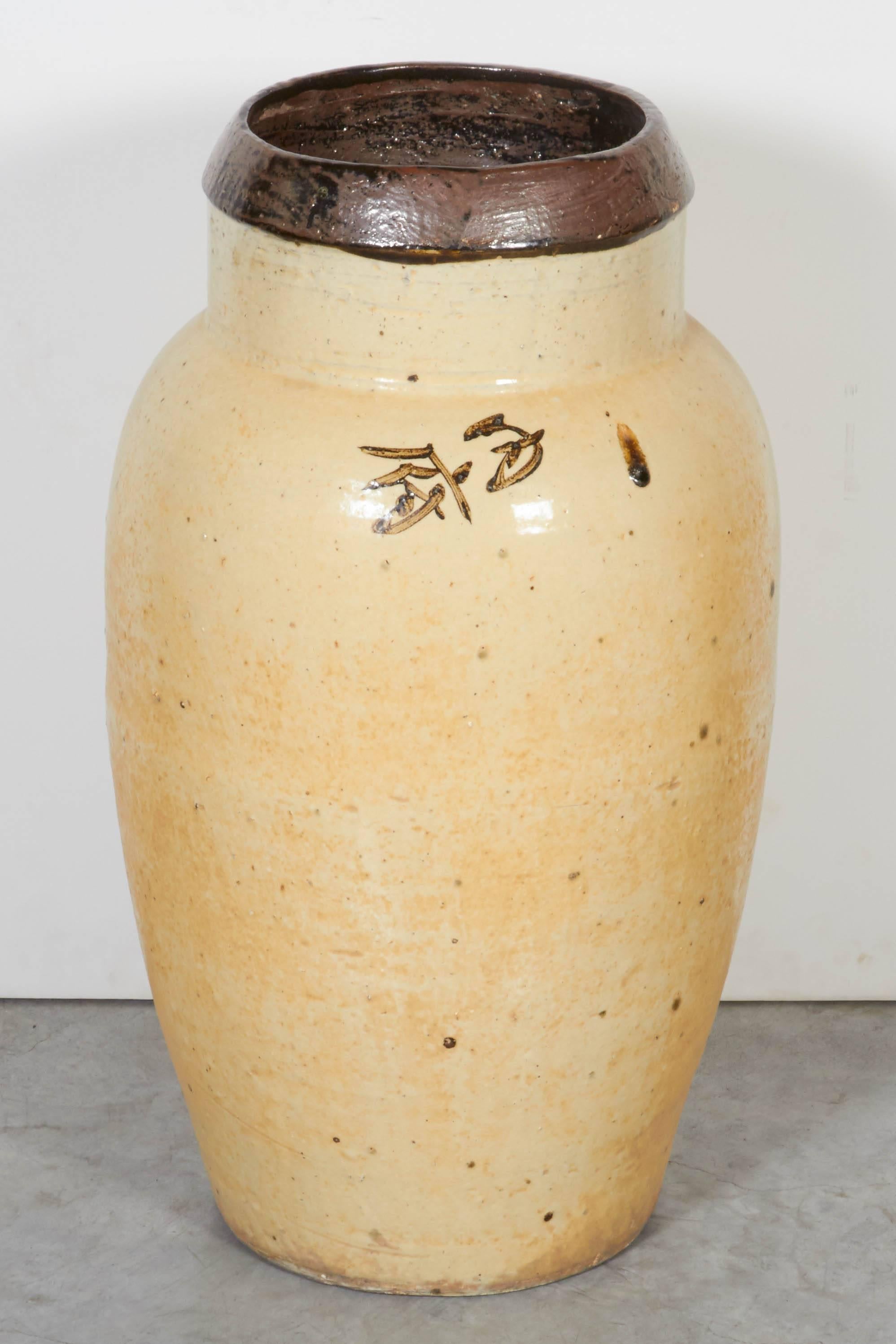 19th century ceramic off-white wine jar, displaying Chinese characters. From Shanxi province, circa 1850.
CR649.