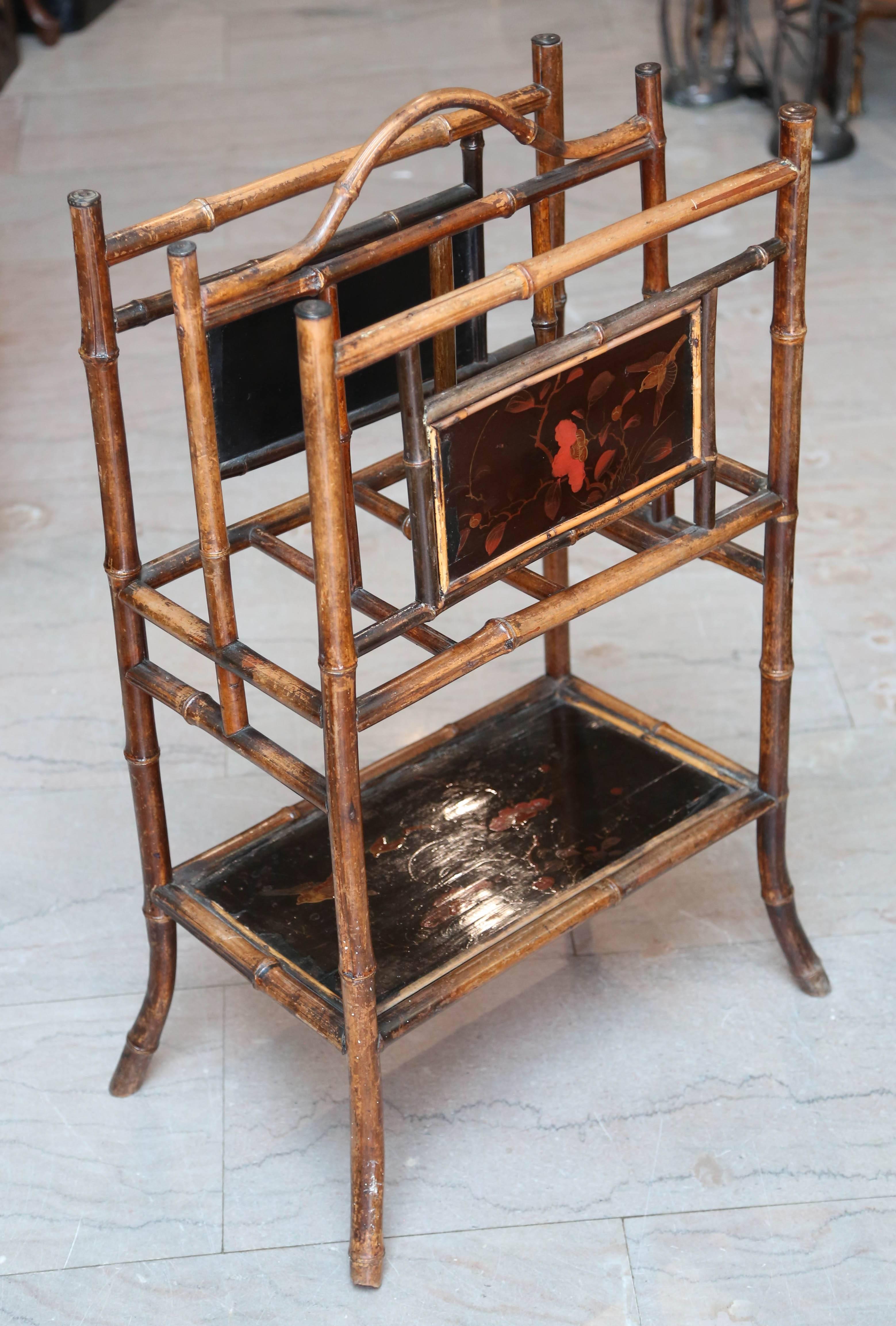 A superb example with a carrying handle. The stand is appointed with lacquered side
panels and base decorated with birds and florals.
Measured to top of handle.