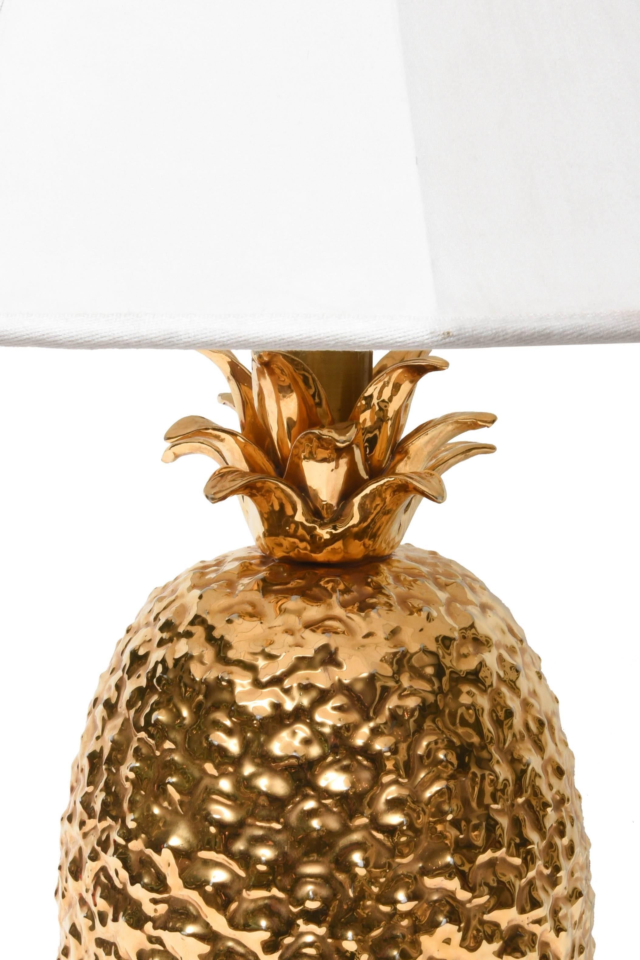 Mid-Century Modern Gilded Ceramic Pineapple Table Lamp For Sale