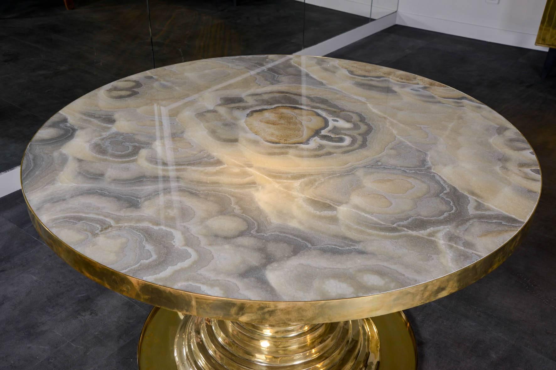 Contemporary Large pedestal in onyx at cost price.