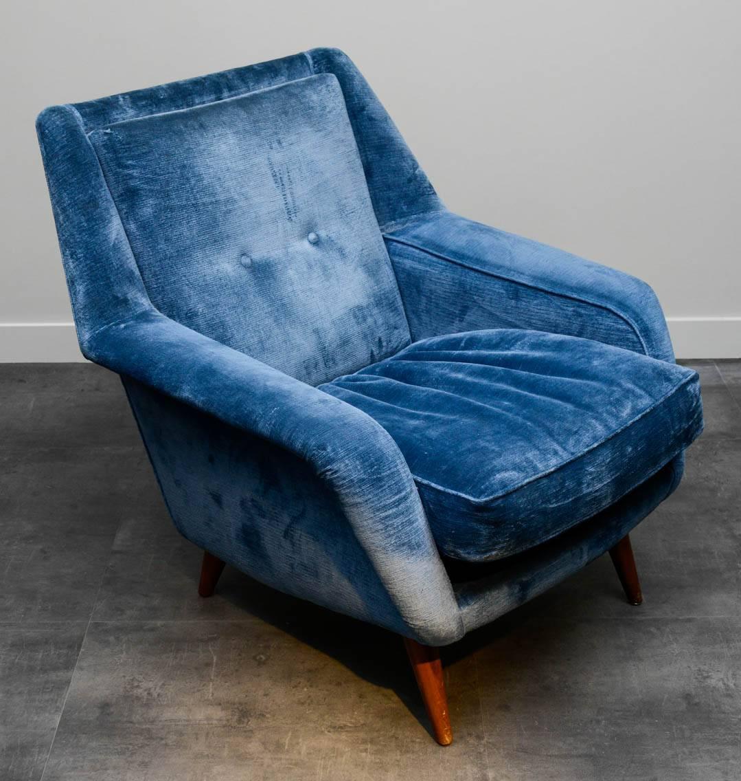 Vintage salon suite in blue velvet including a three-seat sofa and a pair of armchairs; cushions on back and seat, legs in wood.
Dimensions of the sofa: 187 X 70 X H 78 cm x Seat Height 40 cm.