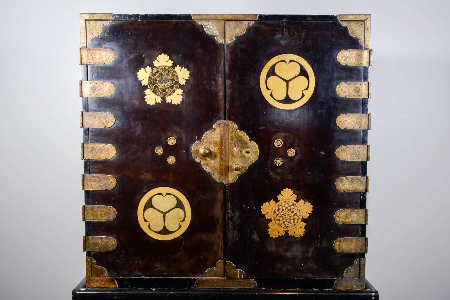 Cabinet japonais en bois doré sculpté, pieds en bois doré, cinq tiroirs, entièrement restauré.