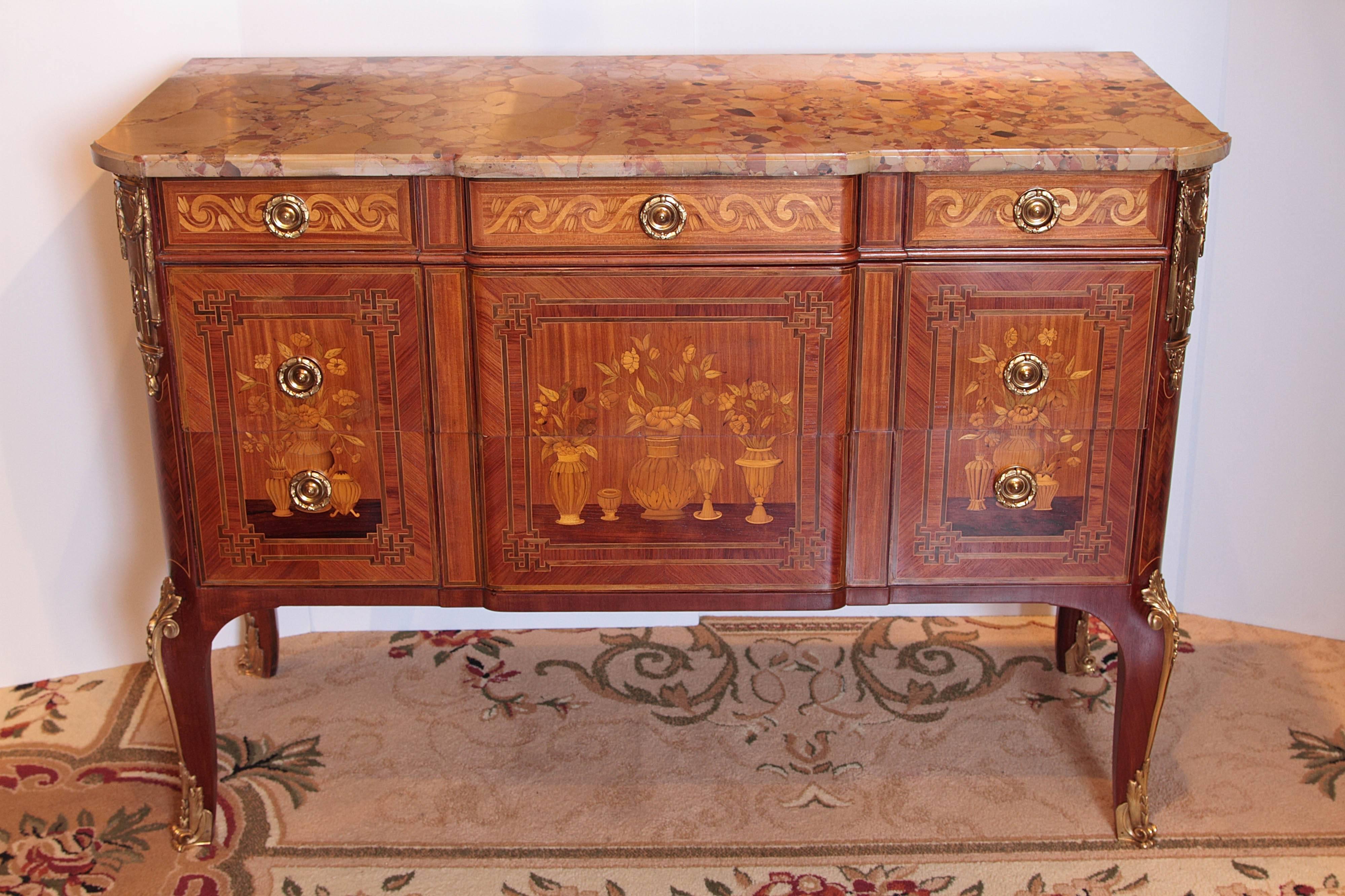 Pair of Late 19th Century French Louis XV Marquetry Commodes In Excellent Condition In Dallas, TX