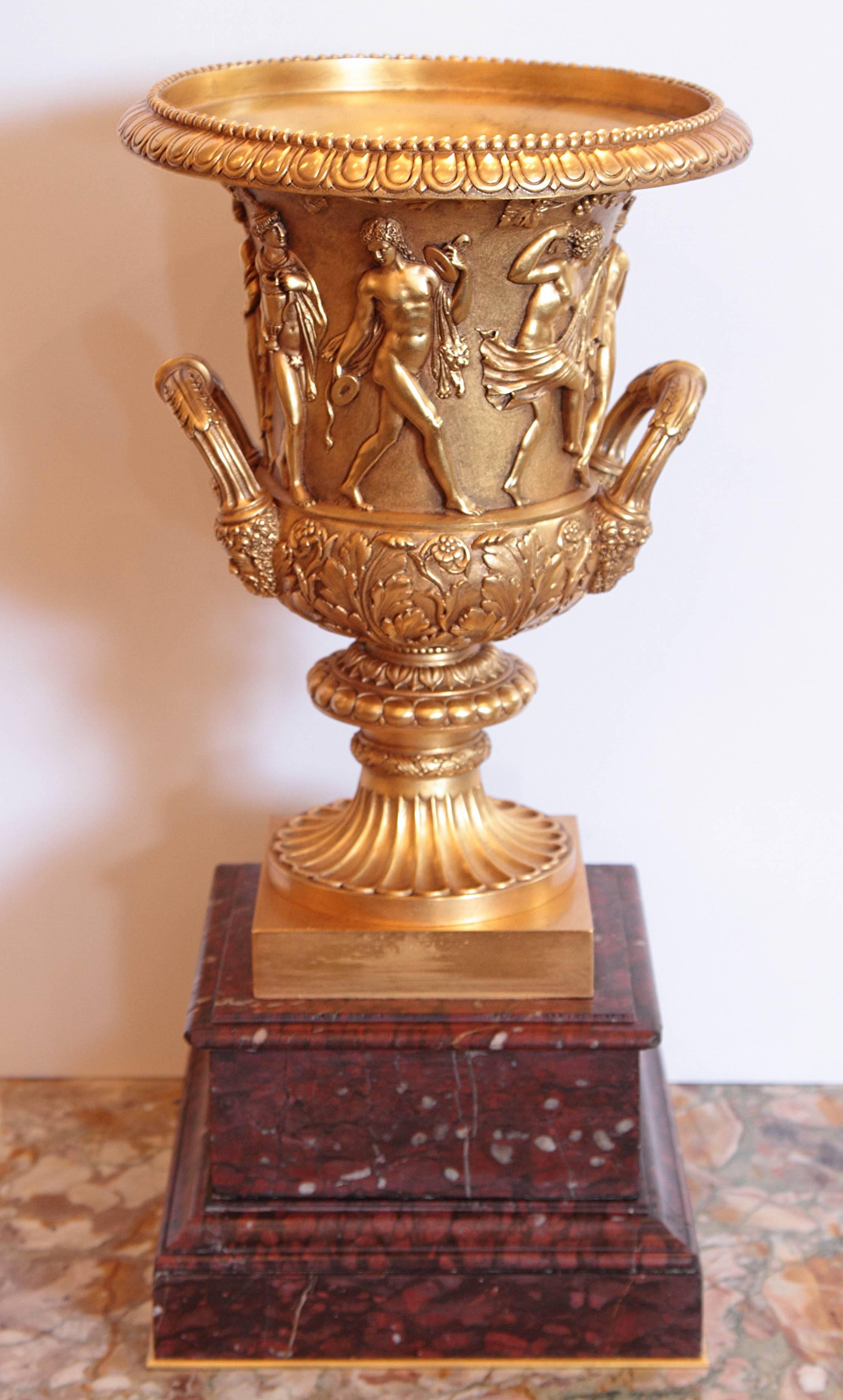 Frühes 19. Jahrhundert Französisch Charles X Bronze doré klassischen Urne auf einer Treppe gestuften griotte Marmor Basis. Feiner Guss.