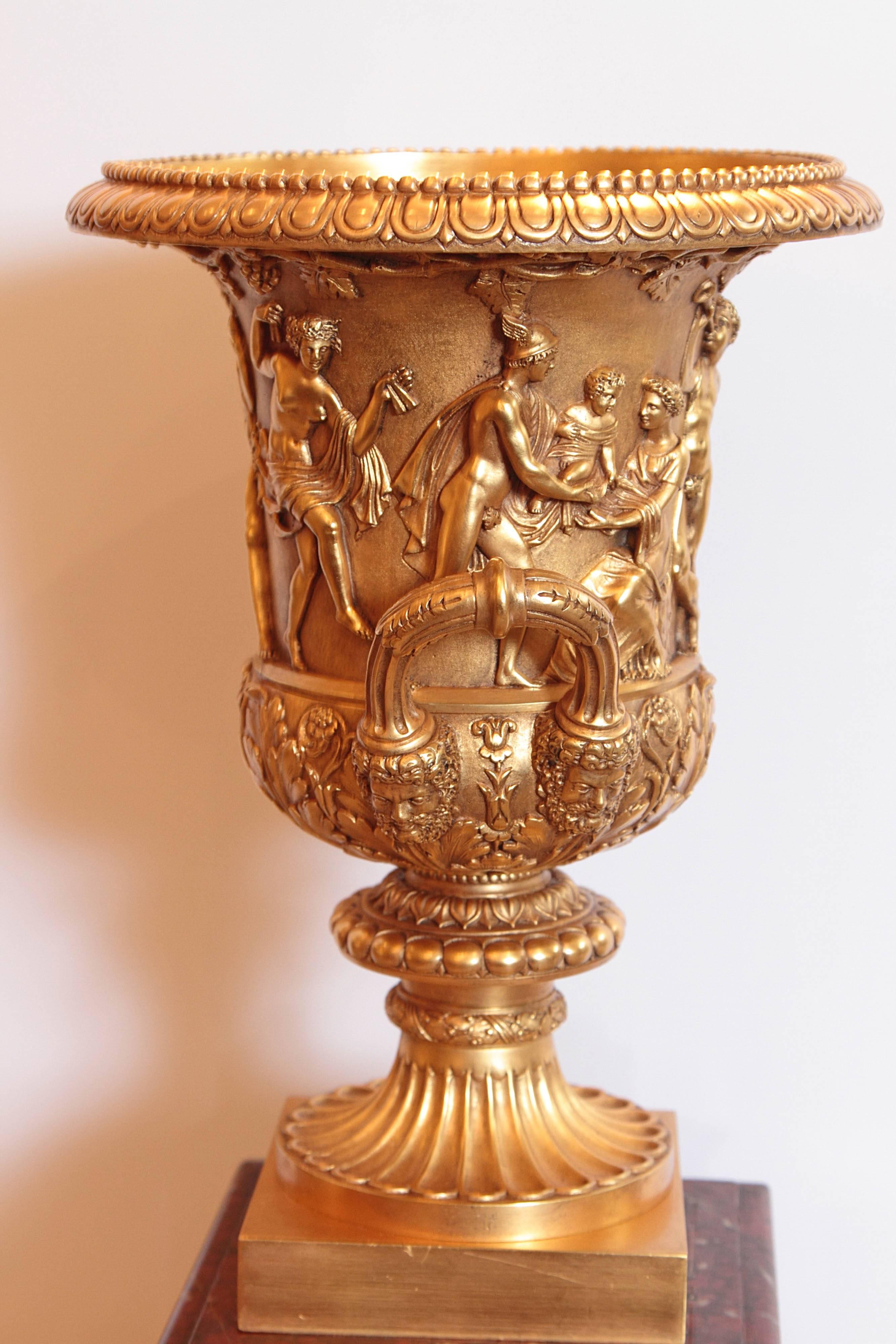 Frühes 19. Jahrhundert Französisch Charles X Vergoldete Bronze Urne (Vergoldetes Metall) im Angebot