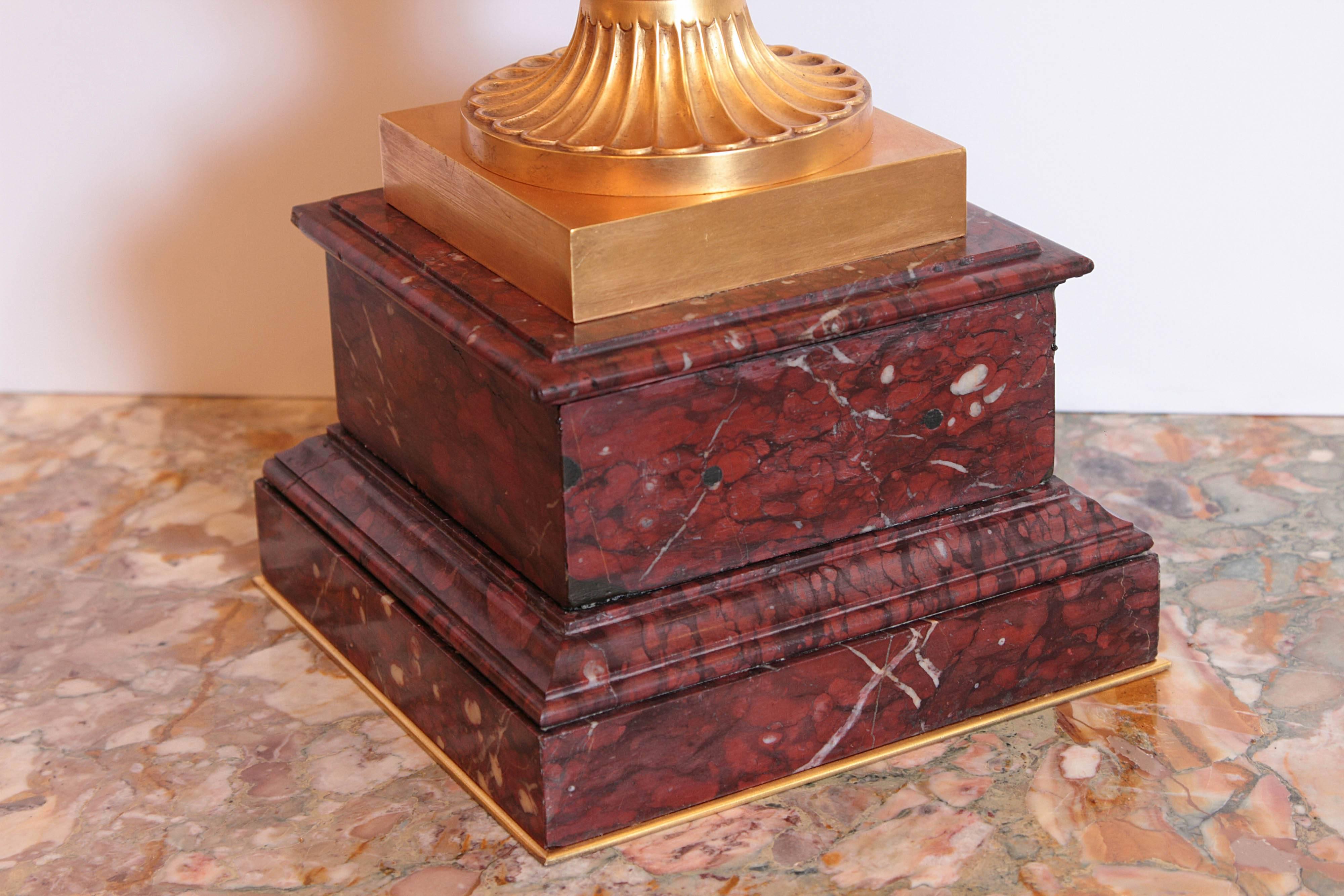 Urne en bronze doré Charles X du début du 19e siècle en vente 3