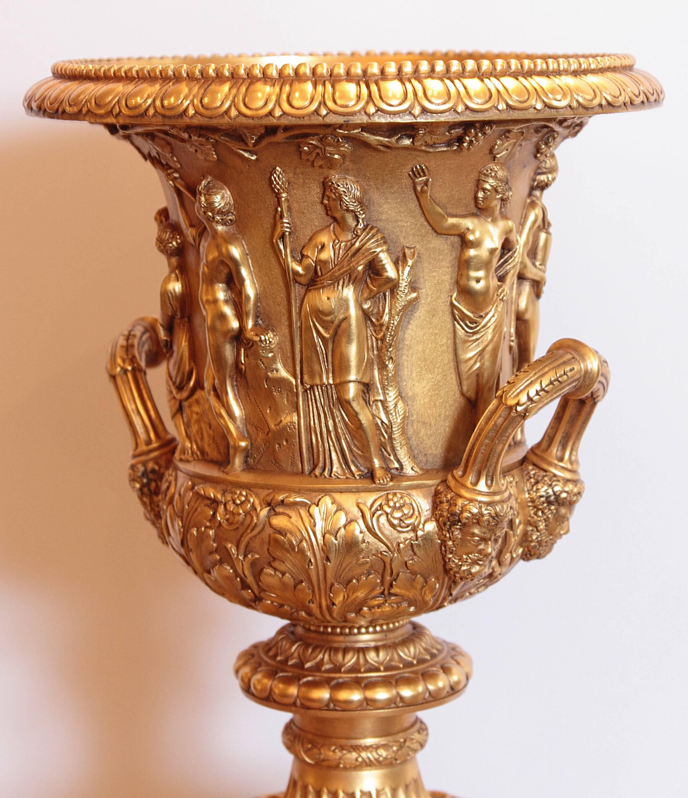Urne en bronze doré Charles X du début du 19e siècle en vente 4