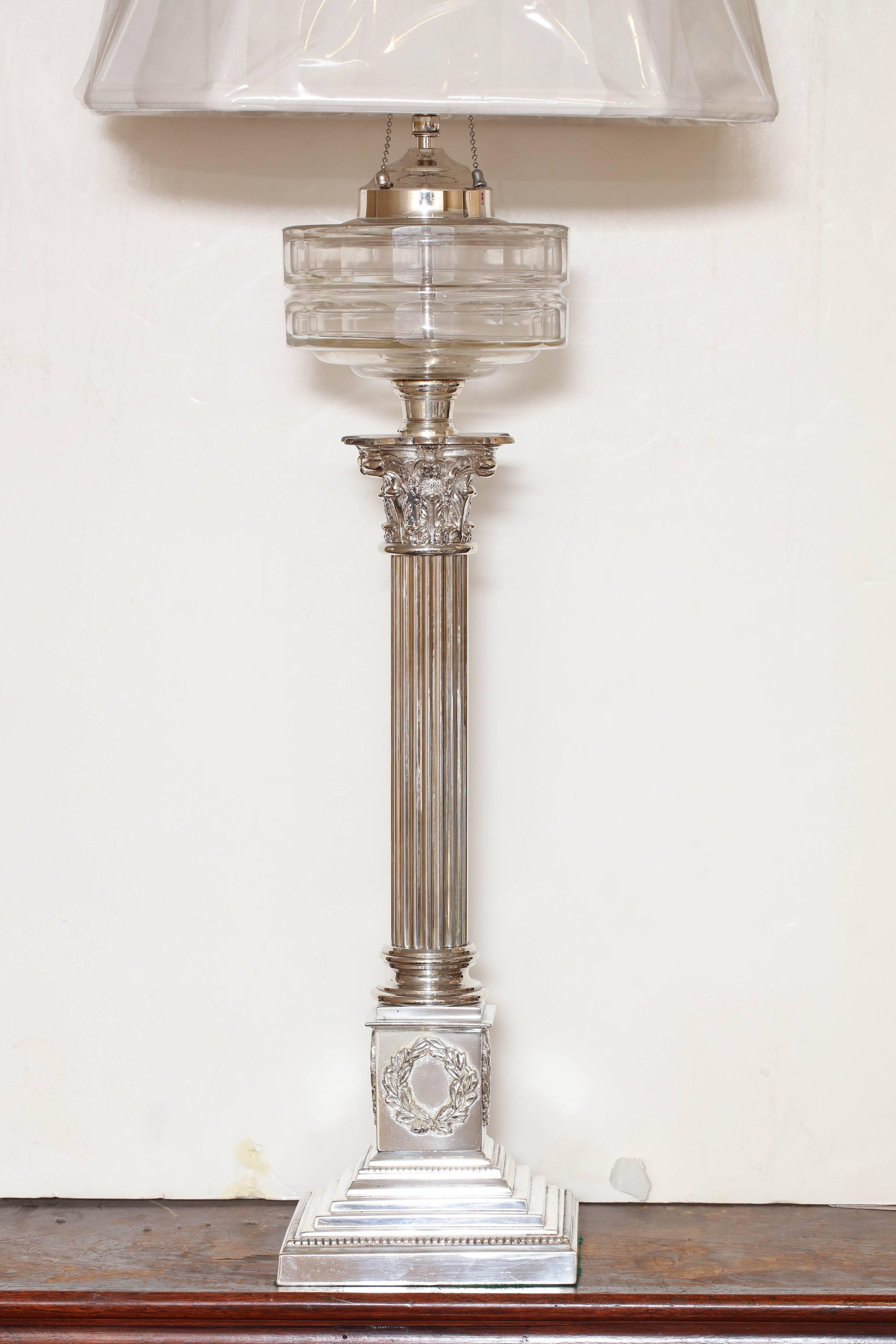 Große neoklassizistische elektrifiziert versilberte Öllampe in Säulenform (Neoklassisch) im Angebot