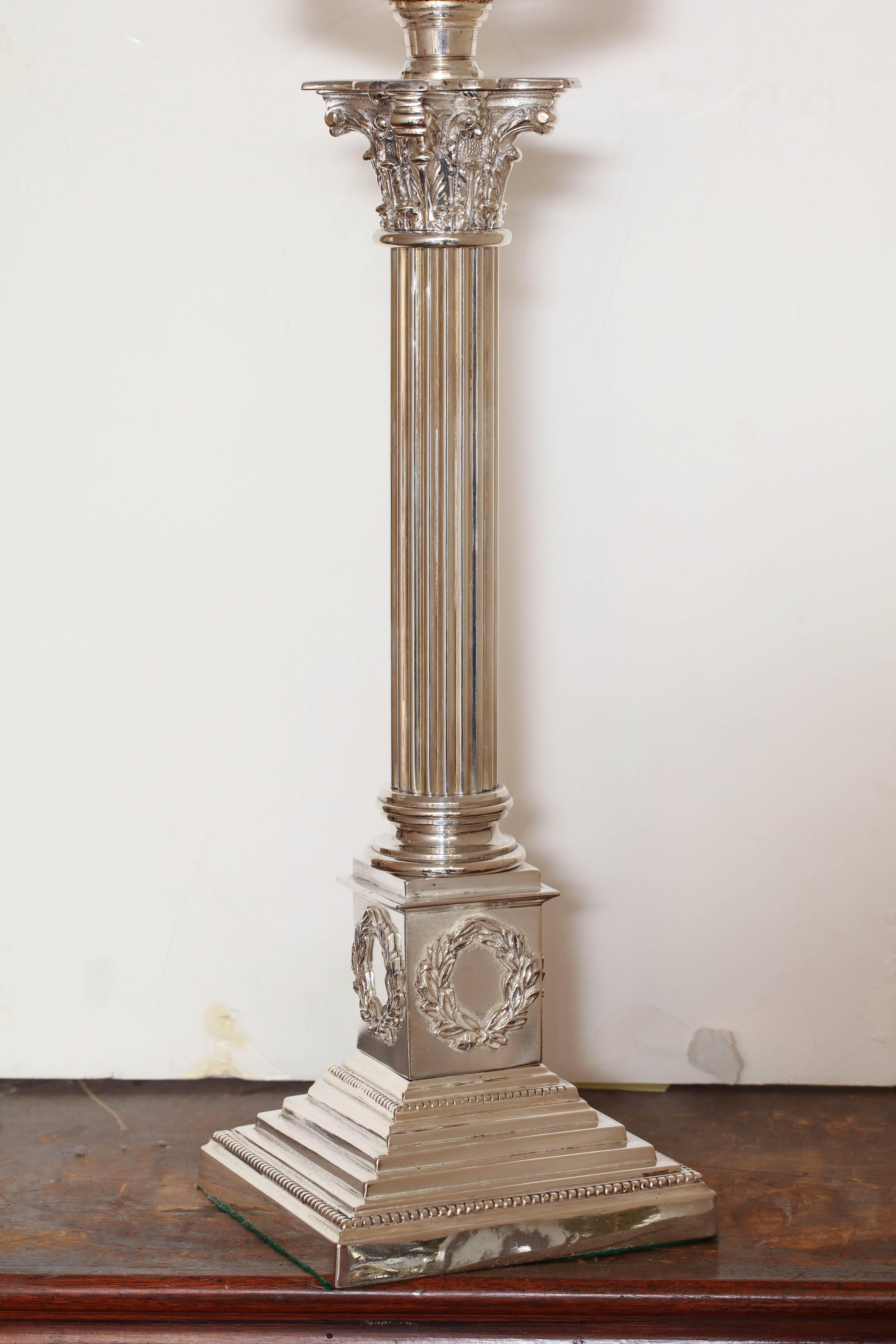 Große neoklassizistische elektrifiziert versilberte Öllampe in Säulenform (Englisch) im Angebot