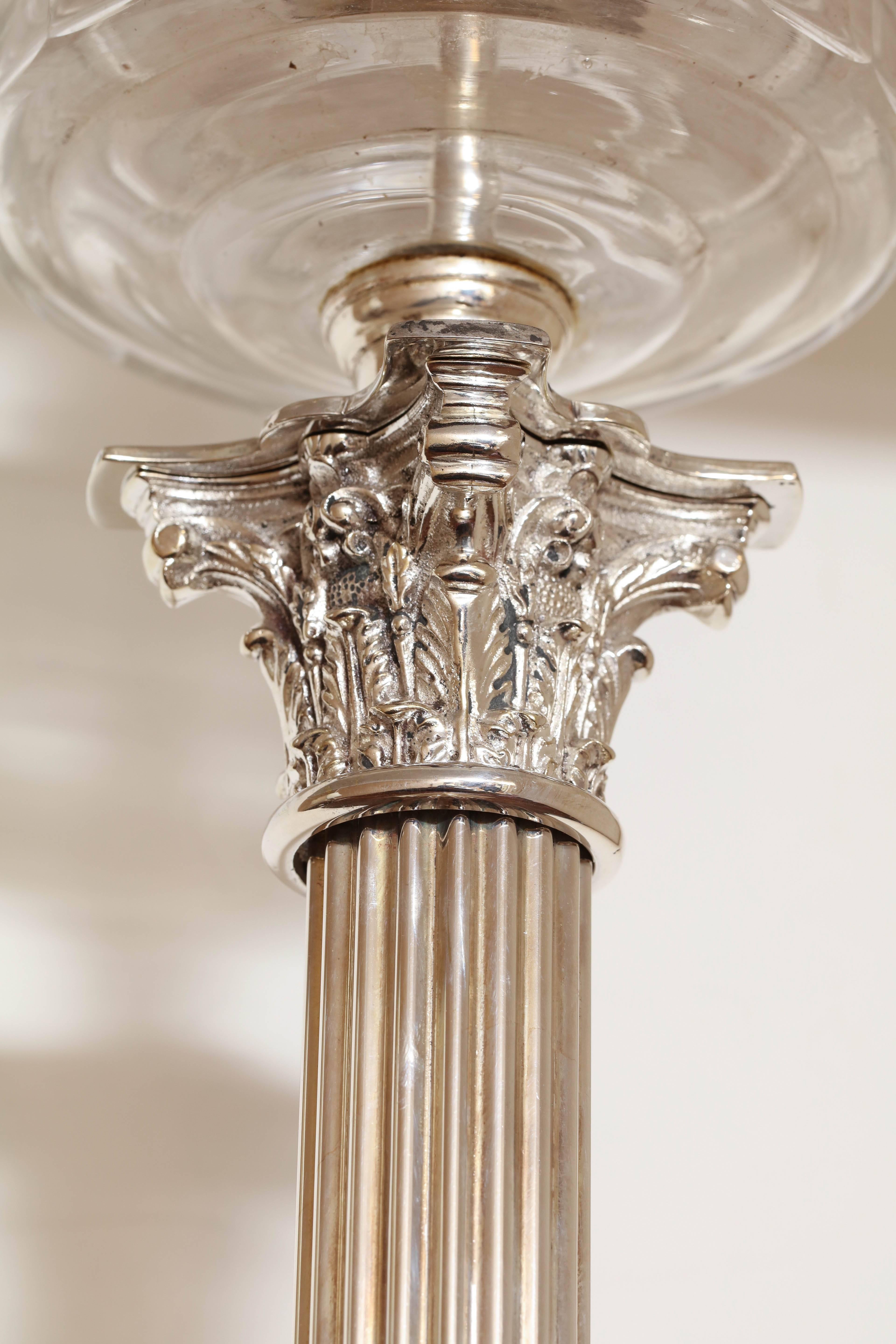 Fine XIX secolo Lampada ad olio a colonna elettrificata neoclassica alta, placcata in argento in vendita