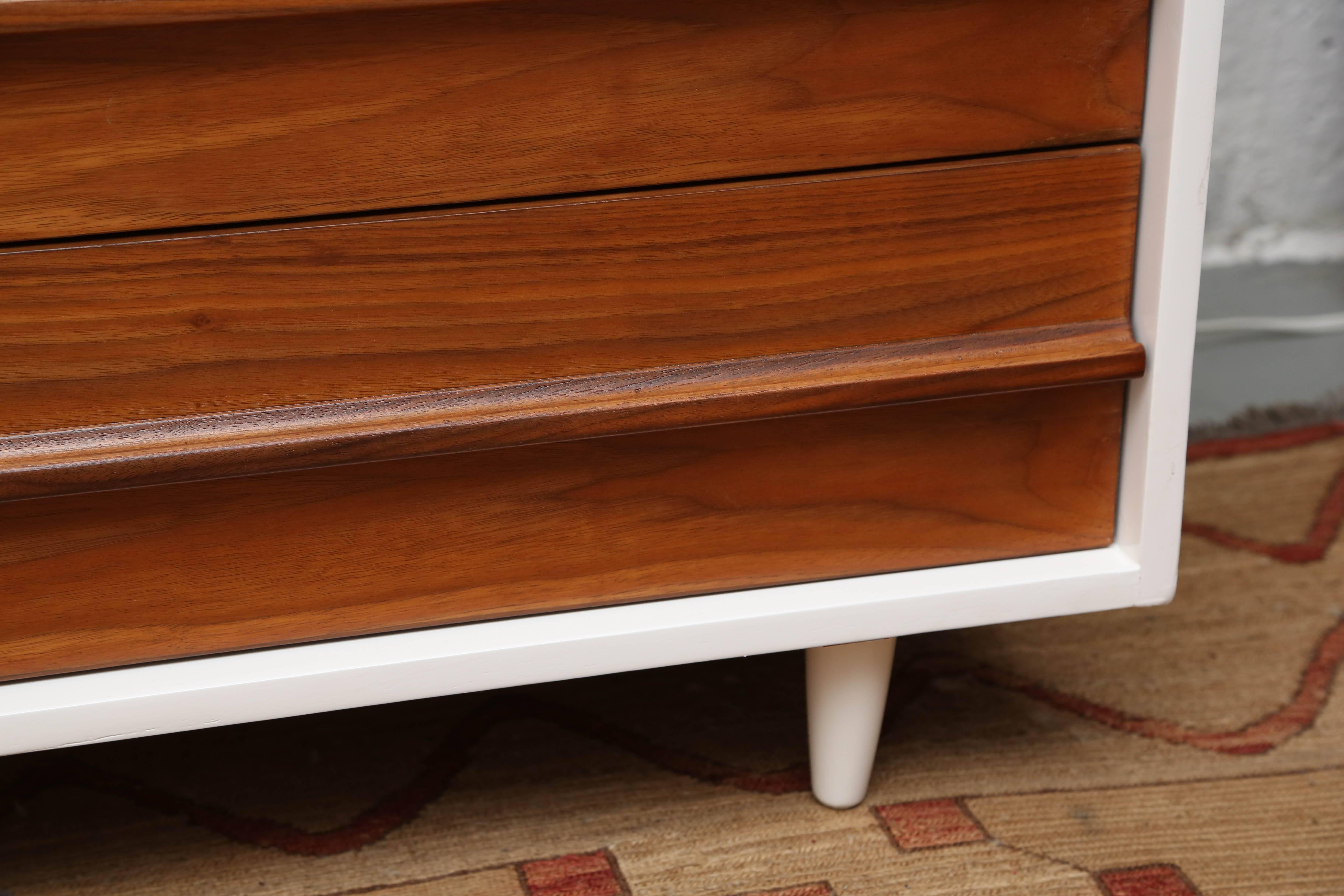 American Vic Art Credenza in Natural and White Lacquer, 1960s, USA