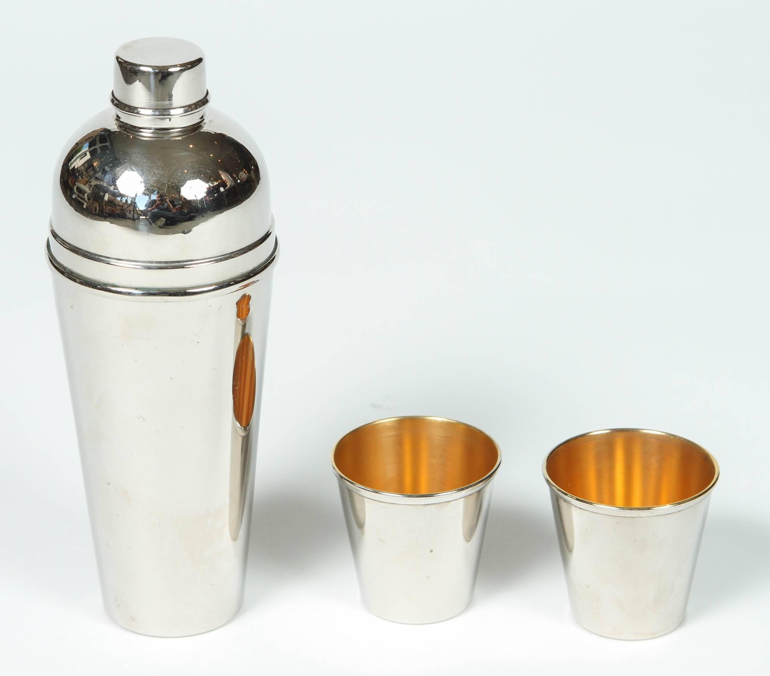 Vintage stainless traveling cocktail shaker with two cups which all fits inside a leather case. Stamped under cups, made in Canada.

Shaker measures: 7.25