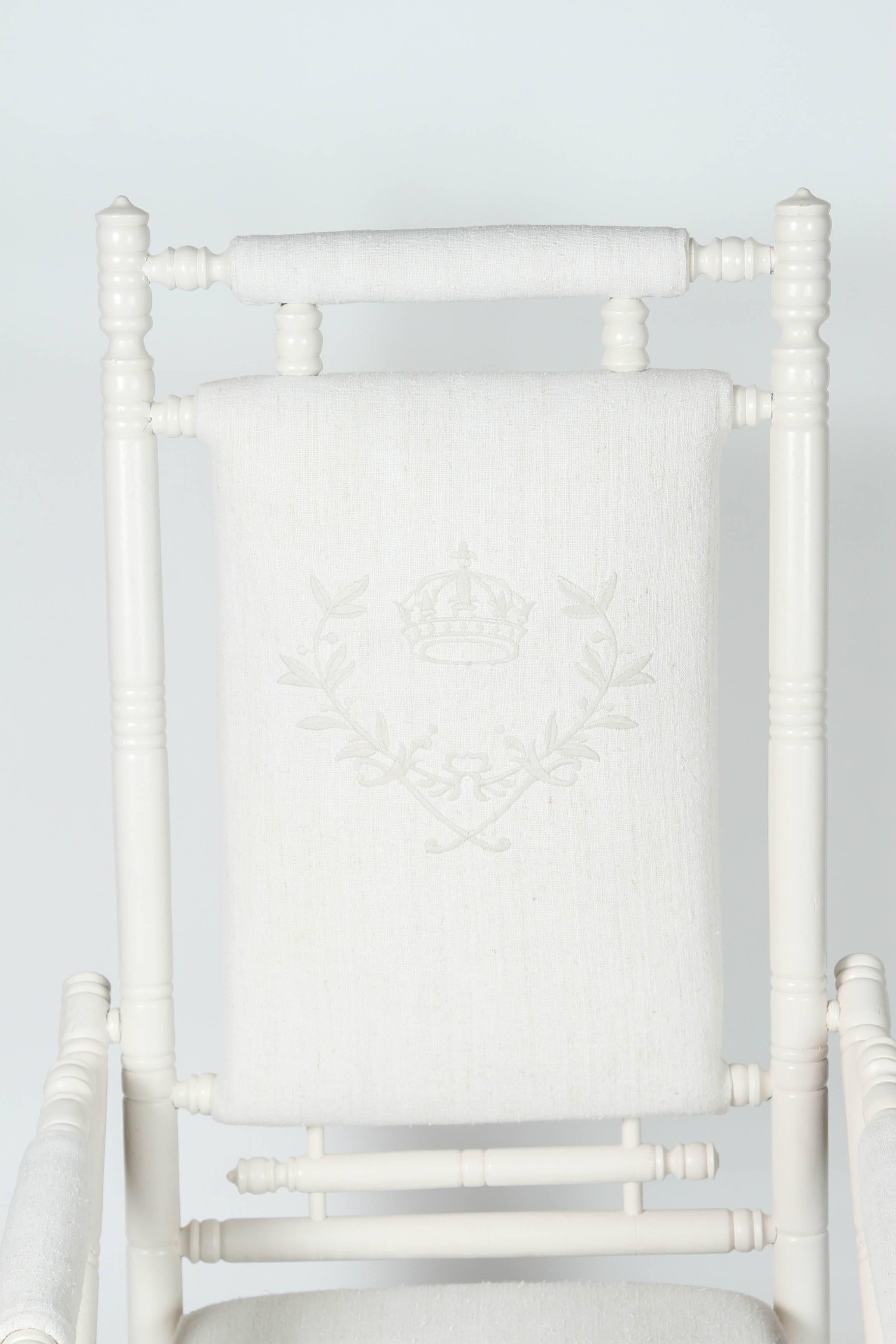 Antiker Spring Rocking Chair mit individueller Stickerei auf Vintage-Leinen (Bestickt) im Angebot