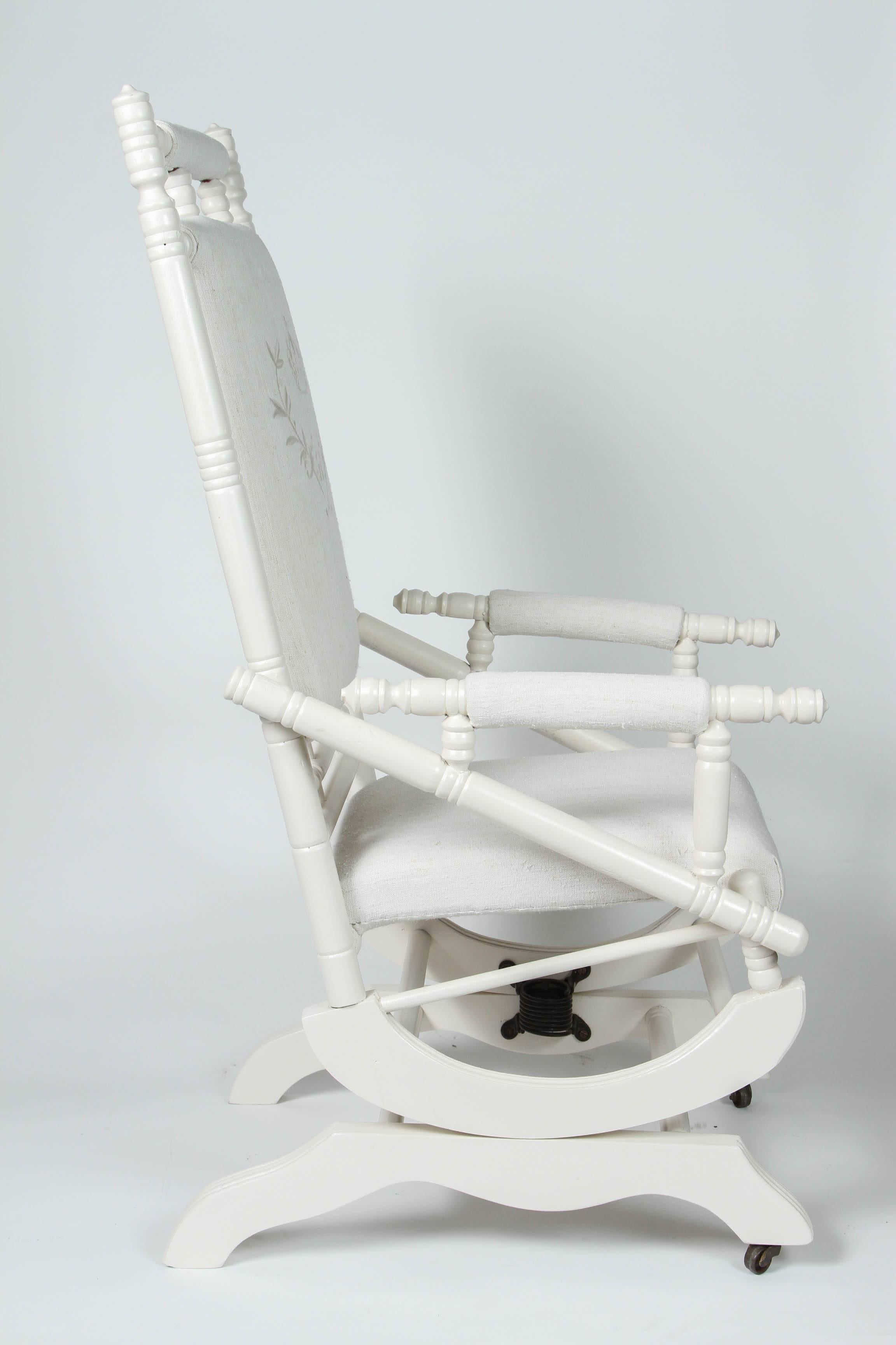 Antiker Spring Rocking Chair mit individueller Stickerei auf Vintage-Leinen (Holz) im Angebot
