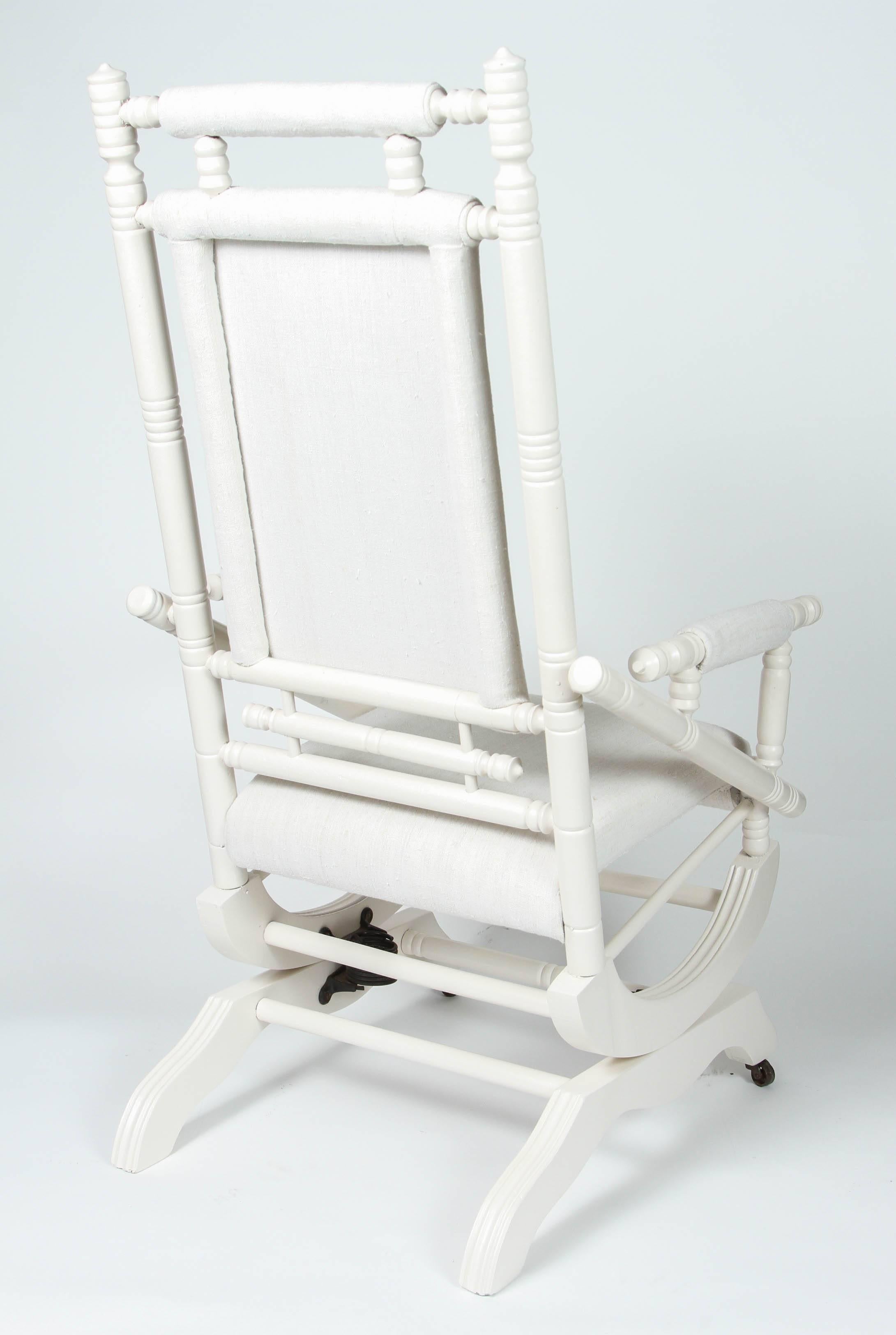 Antiker Spring Rocking Chair mit individueller Stickerei auf Vintage-Leinen im Angebot 1