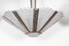 Massiccio lampadario in vetro smerigliato Art Deco della Verrerie Belge, timbrato F. Carion