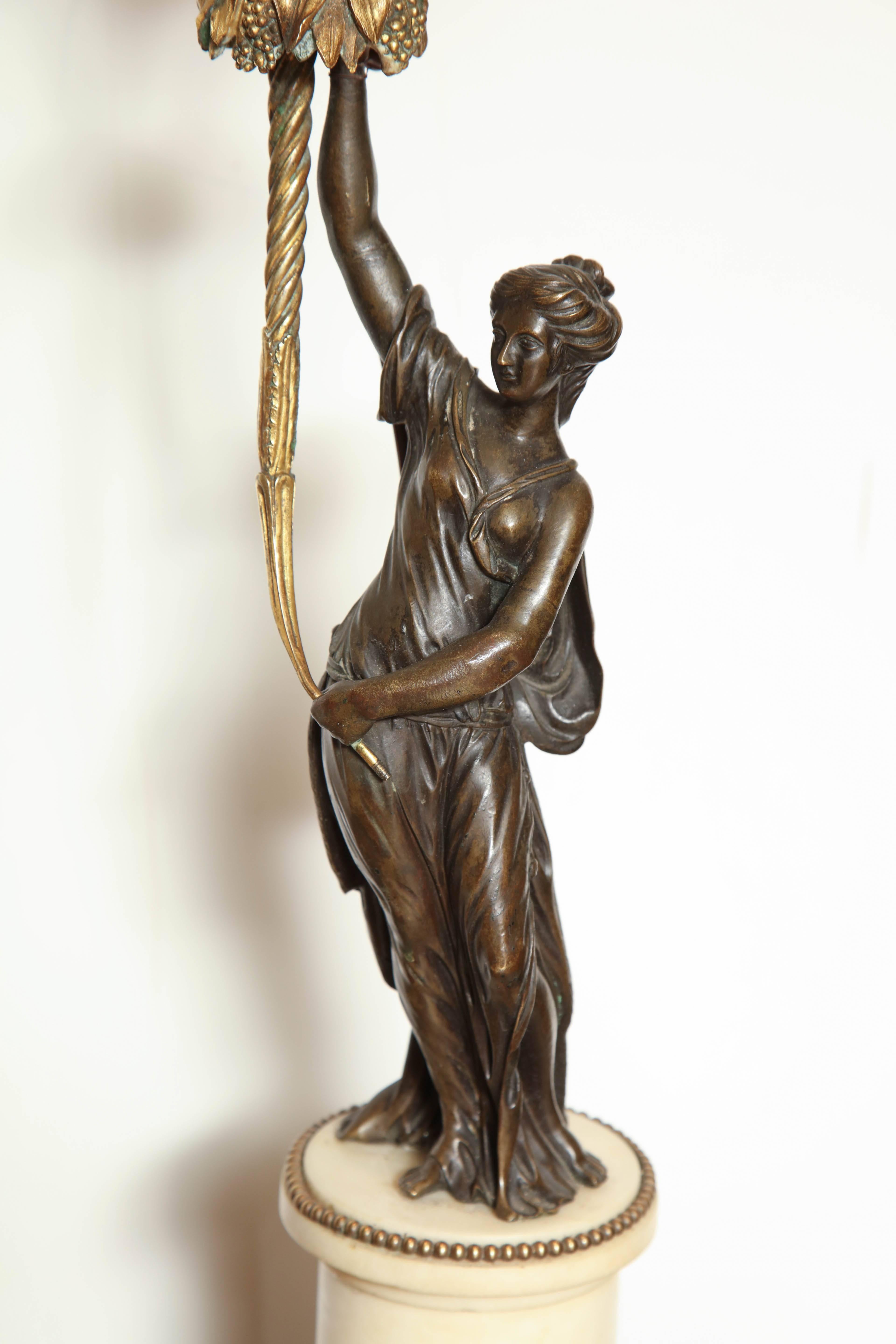 Paar französische, Louis XVI.-Kandelaber (Bronze) im Angebot