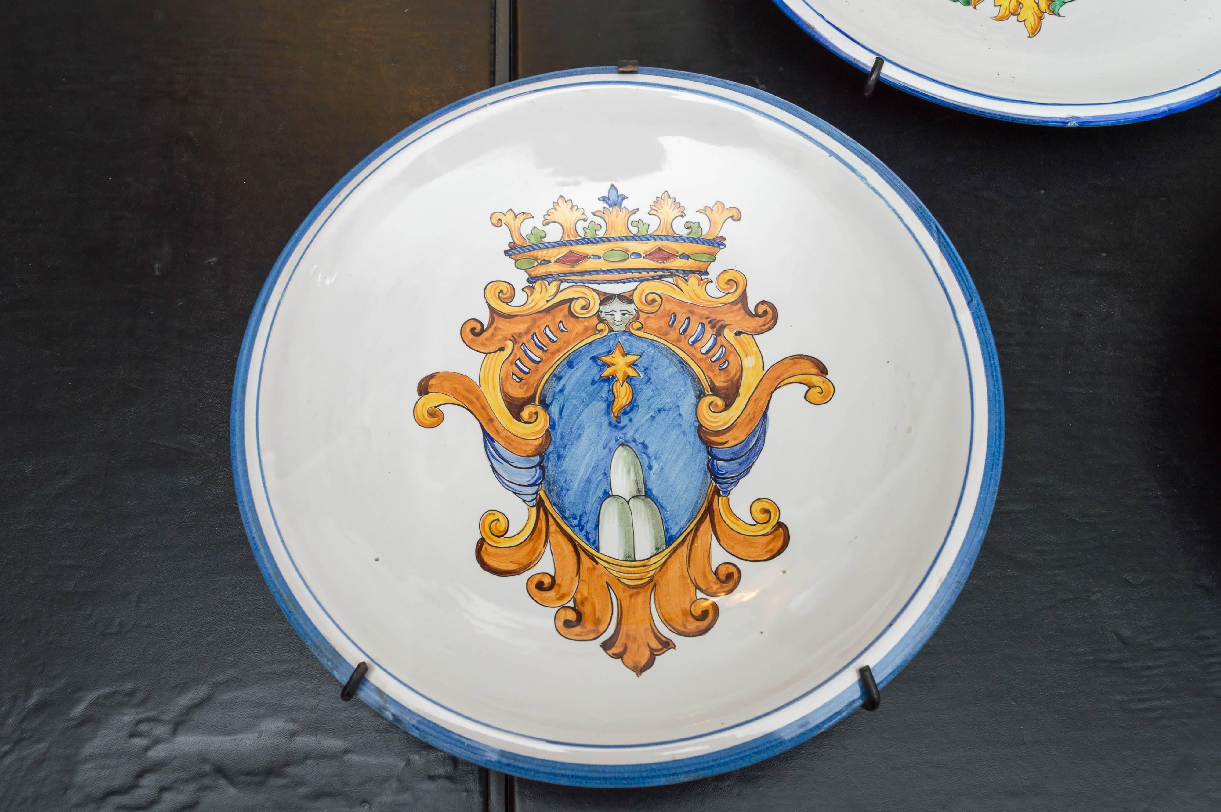 Néo-Renaissance Ensemble de trois assiettes en majolique italienne de la fin du XIXe siècle en vente