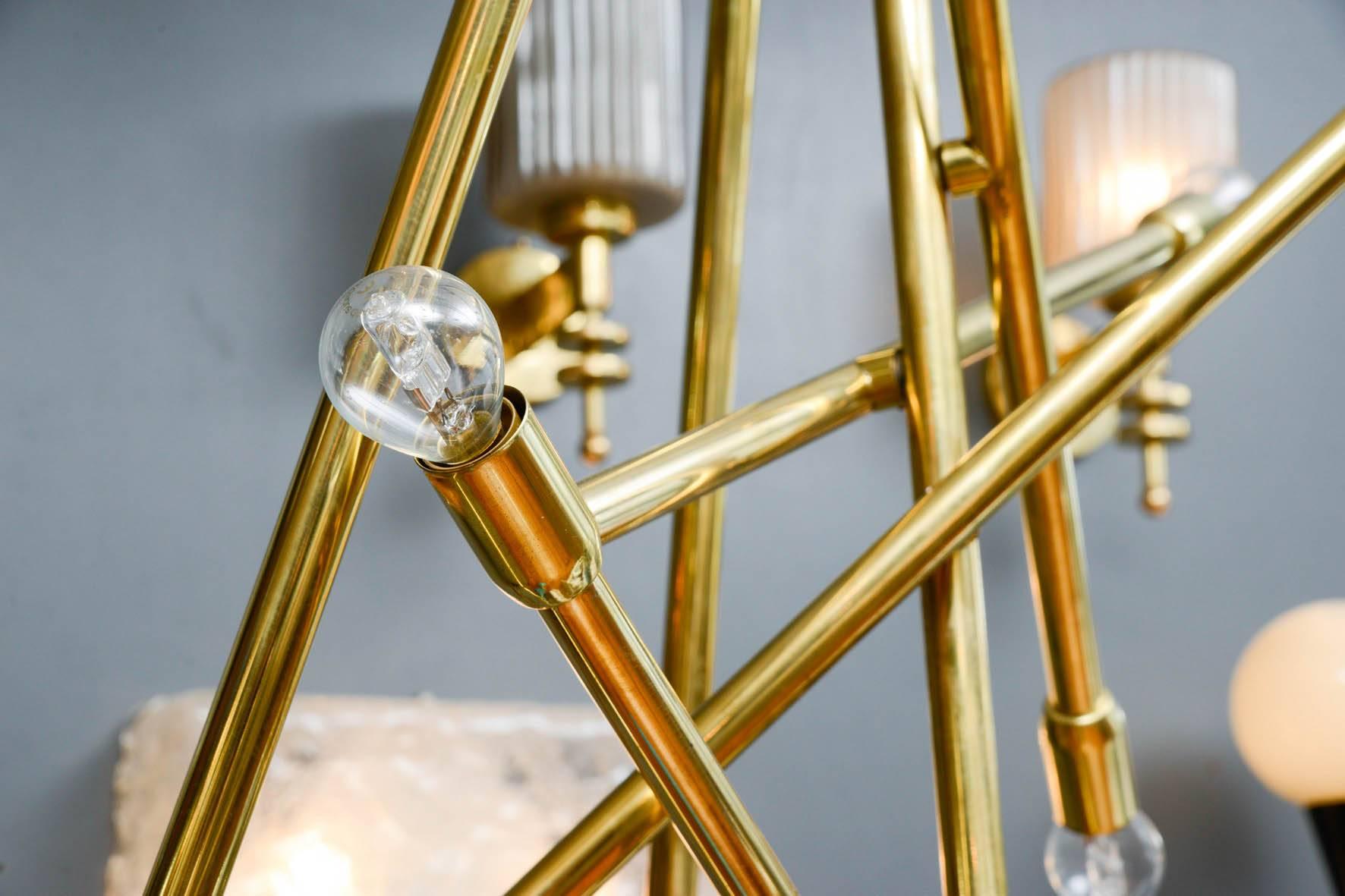 Laiton Lustre moderniste en laiton avec huit lampes en vente