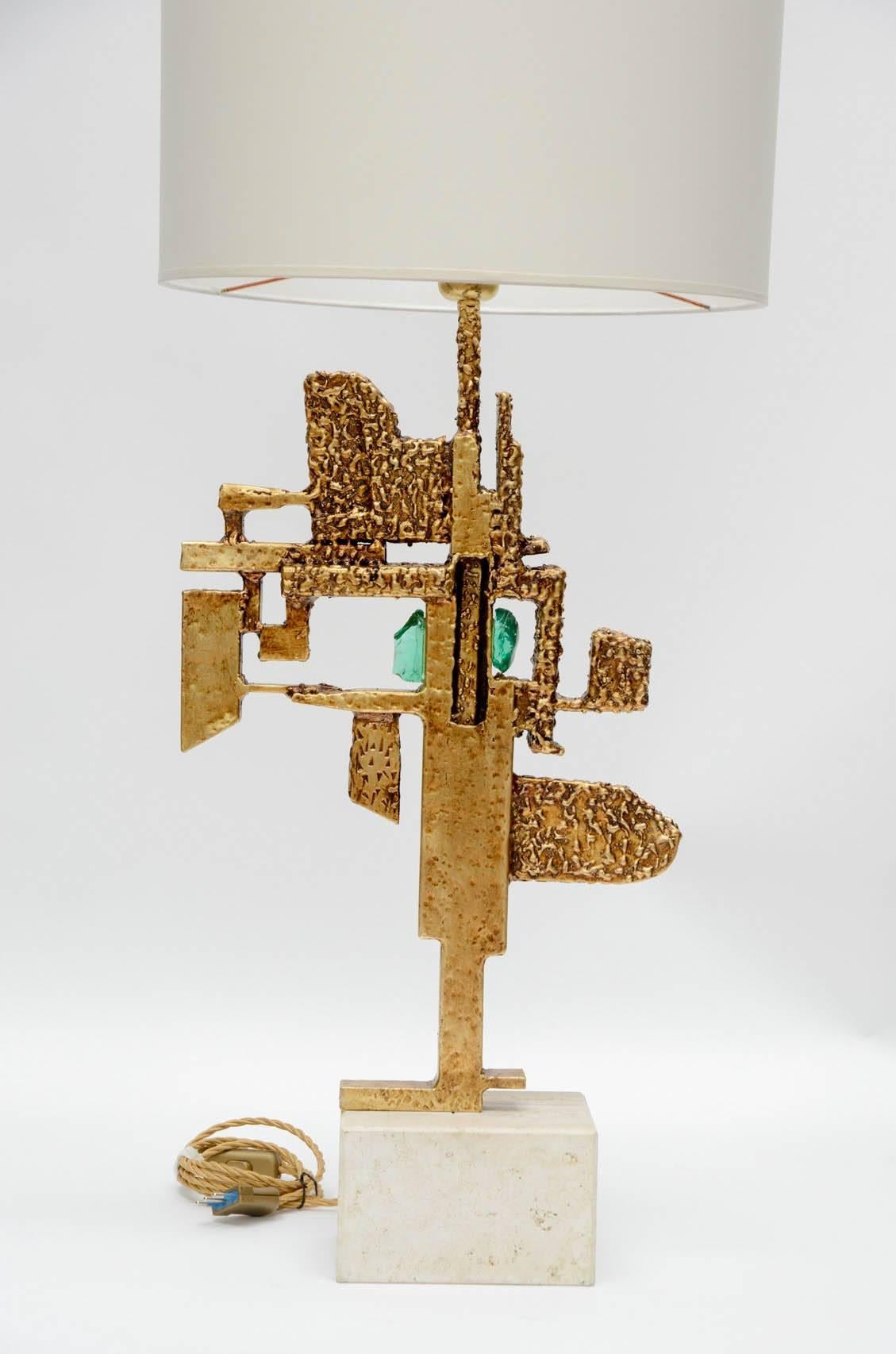 Pair of table lamps made of a travertine rectangle foot and brass composition body with different textures. Finished by Murano glass decorative pieces.