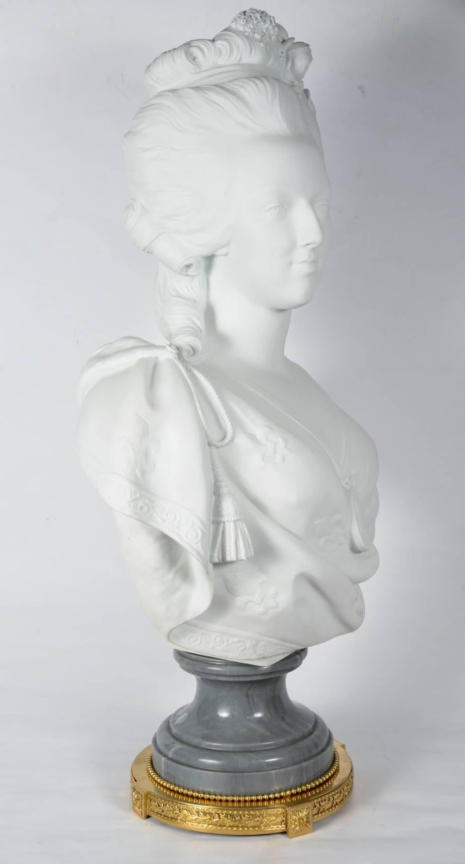 Bisquit Bust of Marie Antoinette In Excellent Condition For Sale In Paris, FR